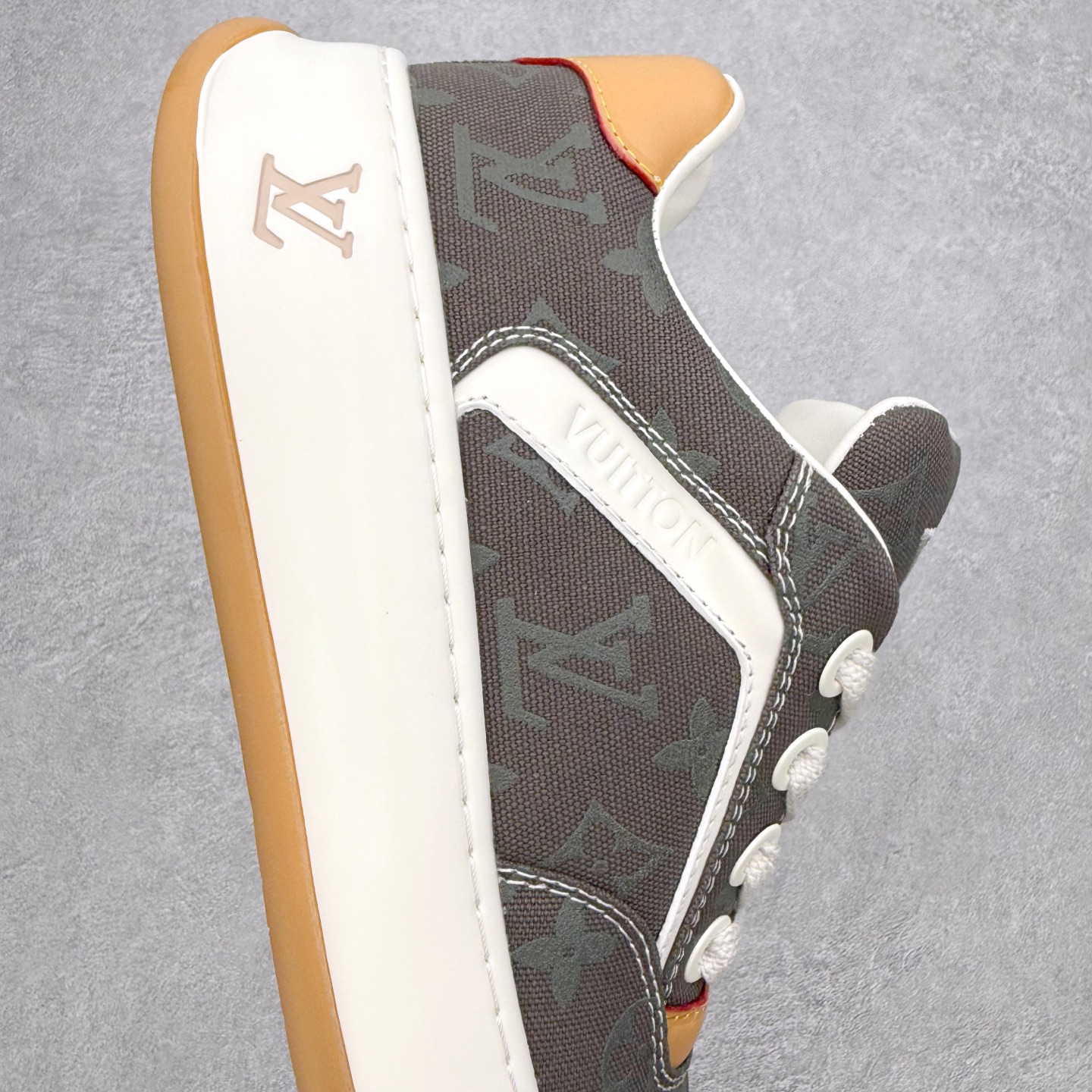 图片[6]-LOUIS VUITTON Tilted Low Sneakers lv倾斜系列低帮复古休闲运动文化百搭板鞋 广东原产#升级原楦型开发纸版#厚实抽屉礼品鞋盒及包装说明书防尘布袋物件(附送官方快递加固牛皮纸外盒!!)#采用Monogram 丹宁布鞋面材质#鞋垫嵌入软脚感EVA物料#后跟耐弯折滴塑支撑片#全新开发TPR光泽组合隔色鞋底❗尺码：39 40 41 42 43 44 45-选品中心
