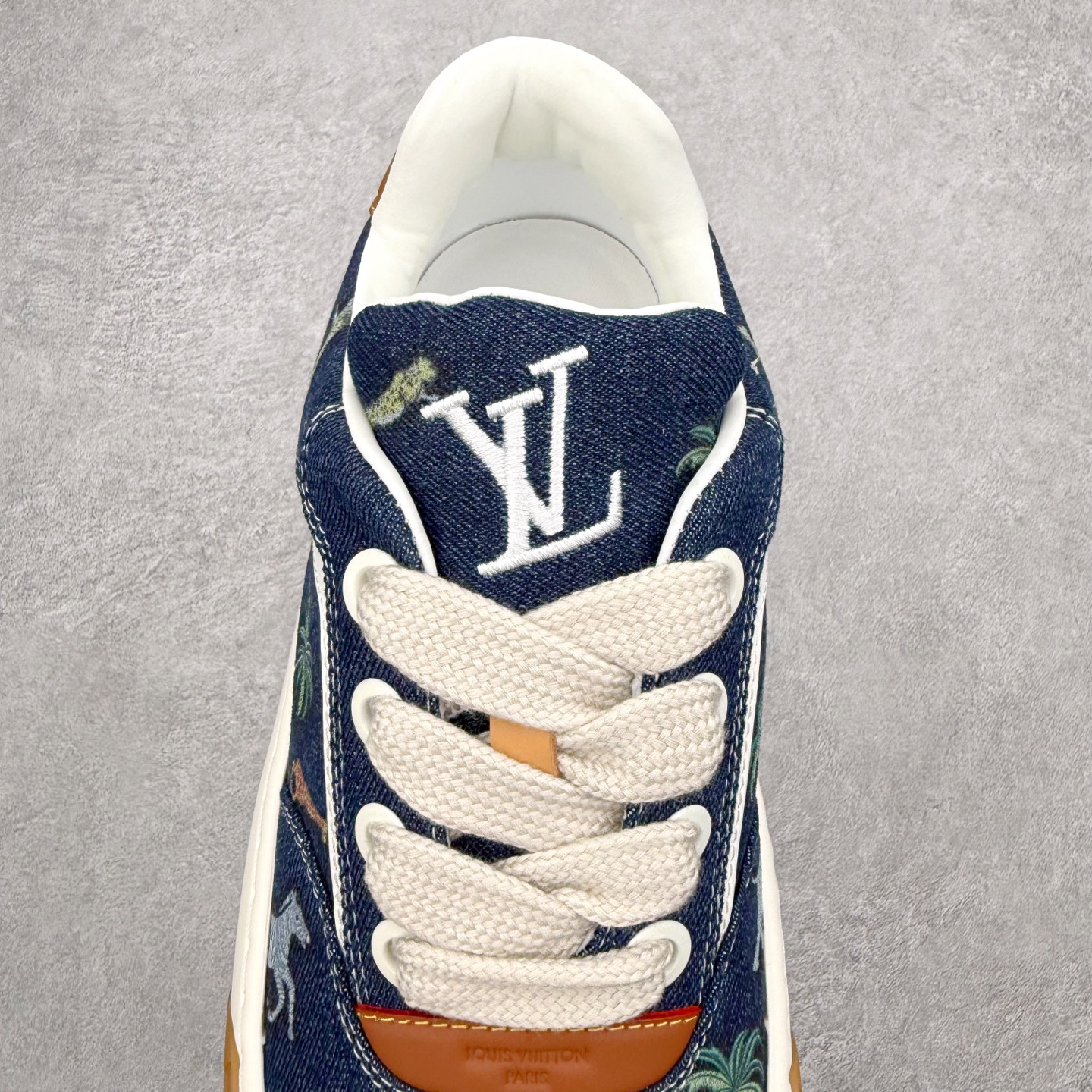 图片[5]-LOUIS VUITTON Tilted Low Sneakers lv倾斜系列低帮复古休闲运动文化百搭板鞋 广东原产#升级原楦型开发纸版#厚实抽屉礼品鞋盒及包装说明书防尘布袋物件(附送官方快递加固牛皮纸外盒!!)#采用Monogram 丹宁布鞋面材质#鞋垫嵌入软脚感EVA物料#后跟耐弯折滴塑支撑片#全新开发TPR光泽组合隔色鞋底❗尺码：39 40 41 42 43 44 45-选品中心