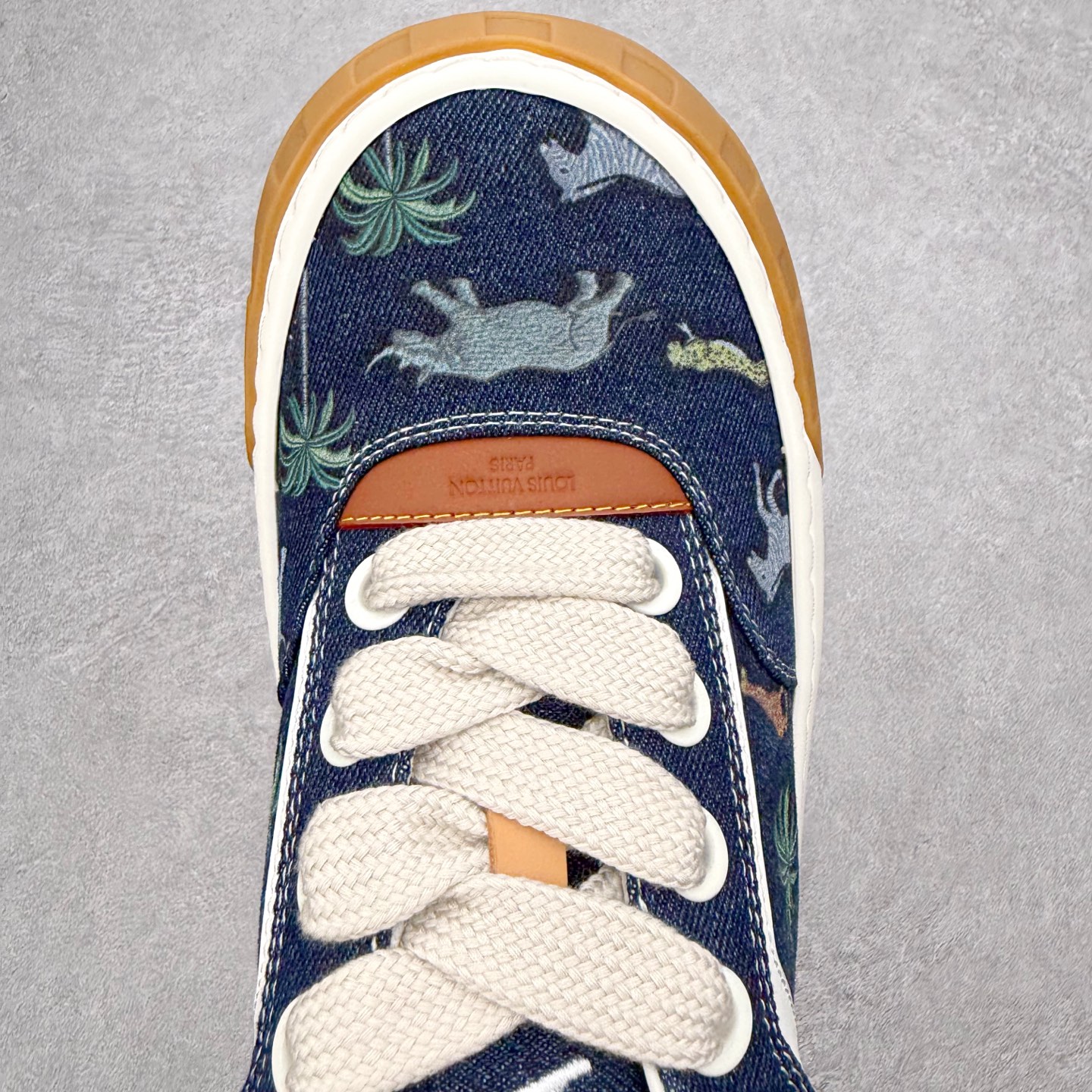 图片[4]-LOUIS VUITTON Tilted Low Sneakers lv倾斜系列低帮复古休闲运动文化百搭板鞋 广东原产#升级原楦型开发纸版#厚实抽屉礼品鞋盒及包装说明书防尘布袋物件(附送官方快递加固牛皮纸外盒!!)#采用Monogram 丹宁布鞋面材质#鞋垫嵌入软脚感EVA物料#后跟耐弯折滴塑支撑片#全新开发TPR光泽组合隔色鞋底❗尺码：39 40 41 42 43 44 45-选品中心