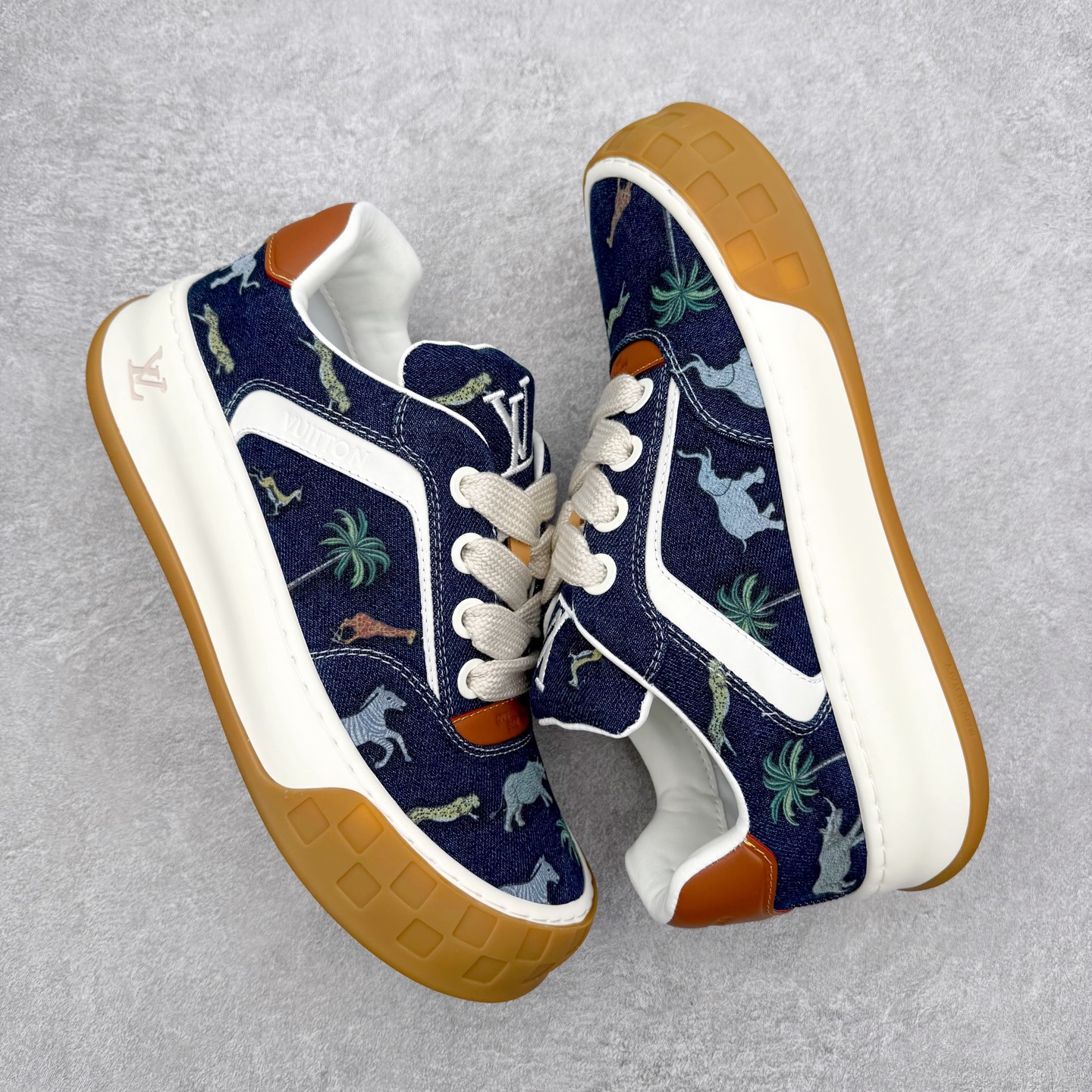 图片[3]-LOUIS VUITTON Tilted Low Sneakers lv倾斜系列低帮复古休闲运动文化百搭板鞋 广东原产#升级原楦型开发纸版#厚实抽屉礼品鞋盒及包装说明书防尘布袋物件(附送官方快递加固牛皮纸外盒!!)#采用Monogram 丹宁布鞋面材质#鞋垫嵌入软脚感EVA物料#后跟耐弯折滴塑支撑片#全新开发TPR光泽组合隔色鞋底❗尺码：39 40 41 42 43 44 45-选品中心