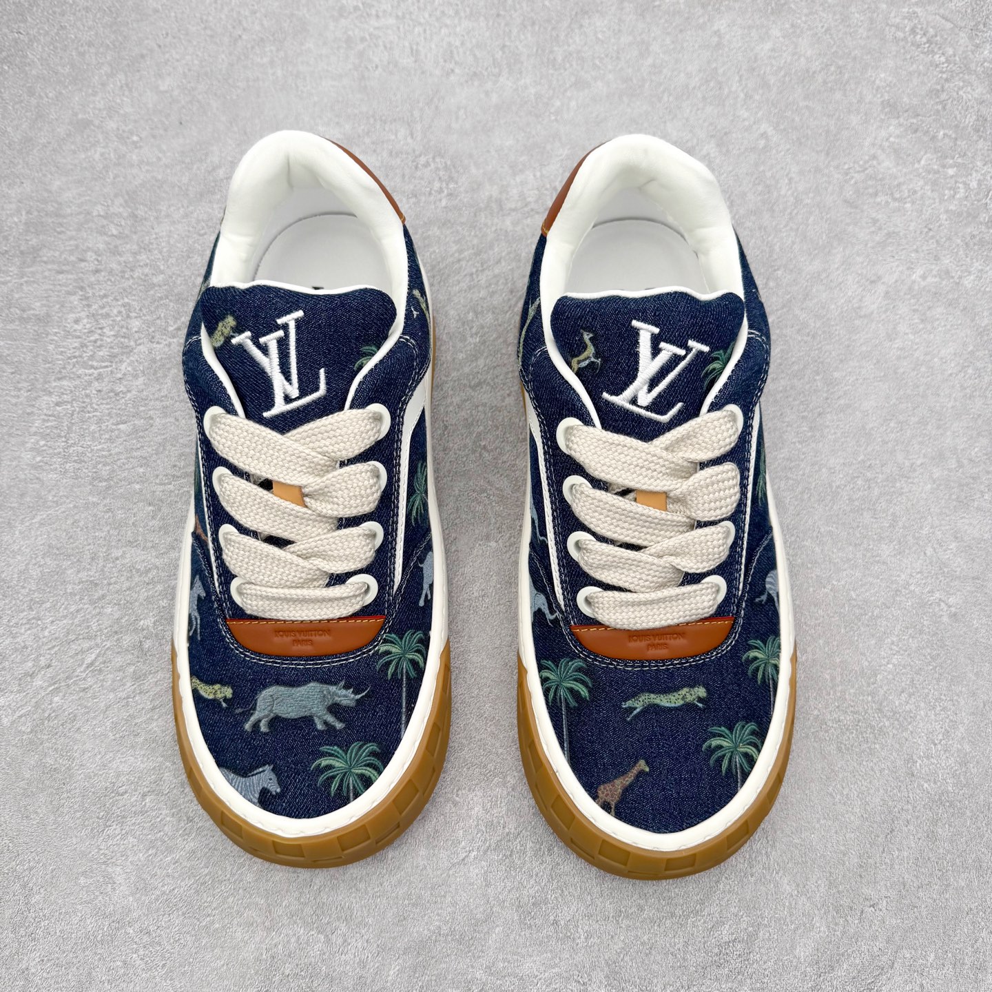 图片[2]-LOUIS VUITTON Tilted Low Sneakers lv倾斜系列低帮复古休闲运动文化百搭板鞋 广东原产#升级原楦型开发纸版#厚实抽屉礼品鞋盒及包装说明书防尘布袋物件(附送官方快递加固牛皮纸外盒!!)#采用Monogram 丹宁布鞋面材质#鞋垫嵌入软脚感EVA物料#后跟耐弯折滴塑支撑片#全新开发TPR光泽组合隔色鞋底❗尺码：39 40 41 42 43 44 45-选品中心