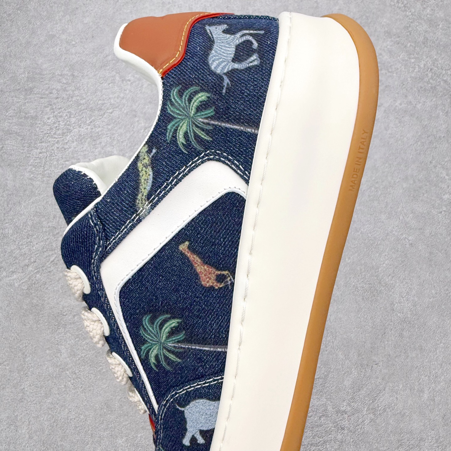 图片[7]-LOUIS VUITTON Tilted Low Sneakers lv倾斜系列低帮复古休闲运动文化百搭板鞋 广东原产#升级原楦型开发纸版#厚实抽屉礼品鞋盒及包装说明书防尘布袋物件(附送官方快递加固牛皮纸外盒!!)#采用Monogram 丹宁布鞋面材质#鞋垫嵌入软脚感EVA物料#后跟耐弯折滴塑支撑片#全新开发TPR光泽组合隔色鞋底❗尺码：39 40 41 42 43 44 45-选品中心