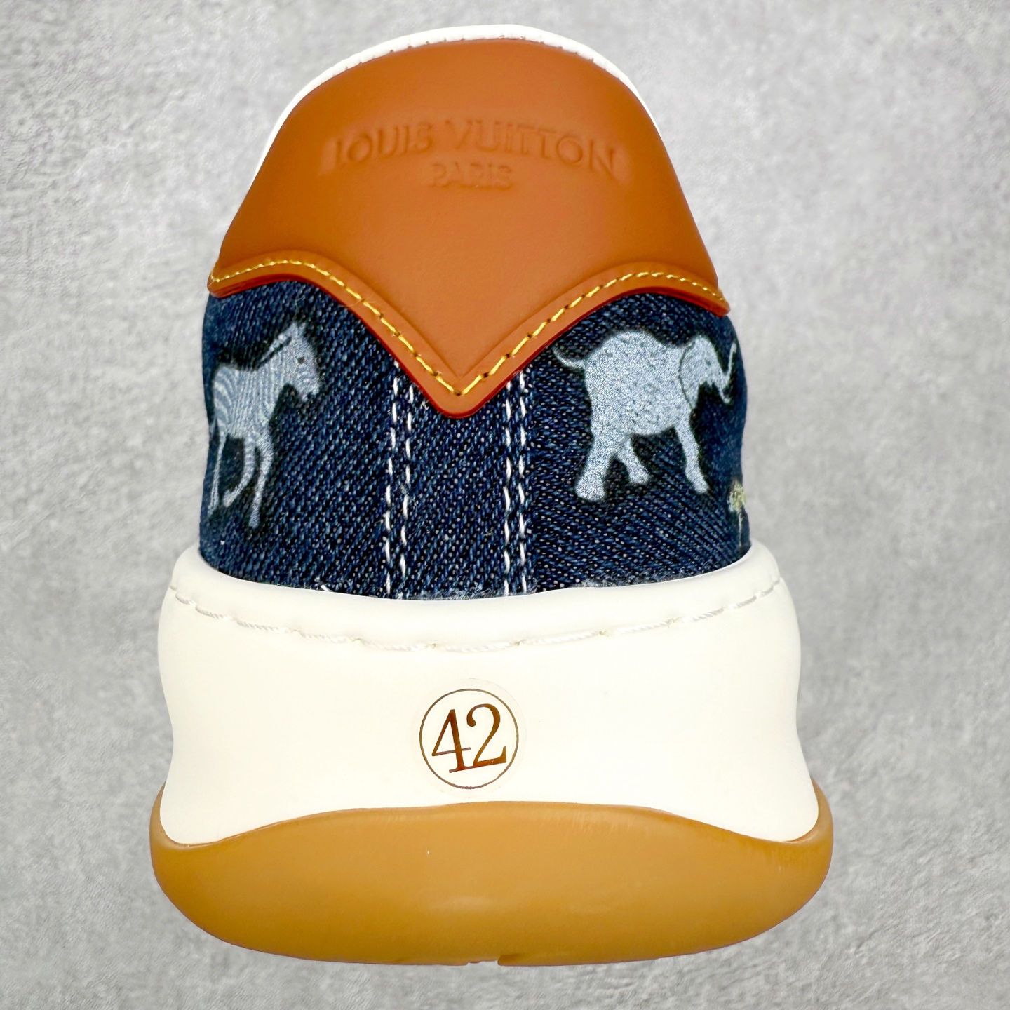 图片[8]-LOUIS VUITTON Tilted Low Sneakers lv倾斜系列低帮复古休闲运动文化百搭板鞋 广东原产#升级原楦型开发纸版#厚实抽屉礼品鞋盒及包装说明书防尘布袋物件(附送官方快递加固牛皮纸外盒!!)#采用Monogram 丹宁布鞋面材质#鞋垫嵌入软脚感EVA物料#后跟耐弯折滴塑支撑片#全新开发TPR光泽组合隔色鞋底❗尺码：39 40 41 42 43 44 45-选品中心