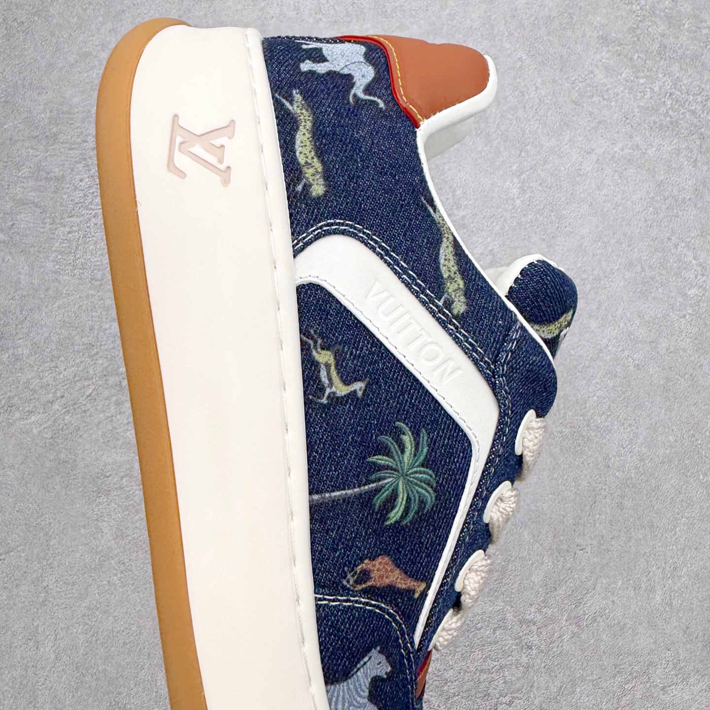 图片[6]-LOUIS VUITTON Tilted Low Sneakers lv倾斜系列低帮复古休闲运动文化百搭板鞋 广东原产#升级原楦型开发纸版#厚实抽屉礼品鞋盒及包装说明书防尘布袋物件(附送官方快递加固牛皮纸外盒!!)#采用Monogram 丹宁布鞋面材质#鞋垫嵌入软脚感EVA物料#后跟耐弯折滴塑支撑片#全新开发TPR光泽组合隔色鞋底❗尺码：39 40 41 42 43 44 45-选品中心