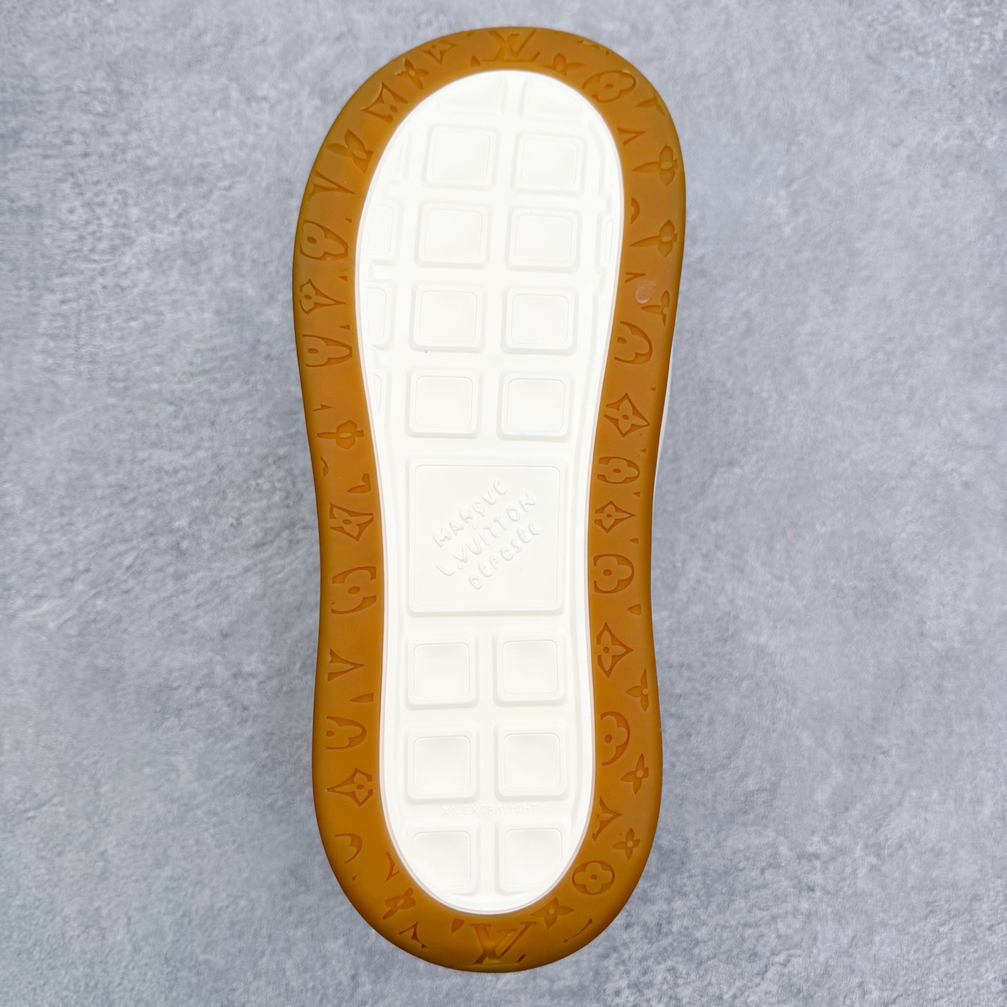 图片[9]-LOUIS VUITTON Tilted Low Sneakers lv倾斜系列低帮复古休闲运动文化百搭板鞋 广东原产#升级原楦型开发纸版#厚实抽屉礼品鞋盒及包装说明书防尘布袋物件(附送官方快递加固牛皮纸外盒!!)#采用Monogram 丹宁布鞋面材质#鞋垫嵌入软脚感EVA物料#后跟耐弯折滴塑支撑片#全新开发TPR光泽组合隔色鞋底❗尺码：39 40 41 42 43 44 45-选品中心