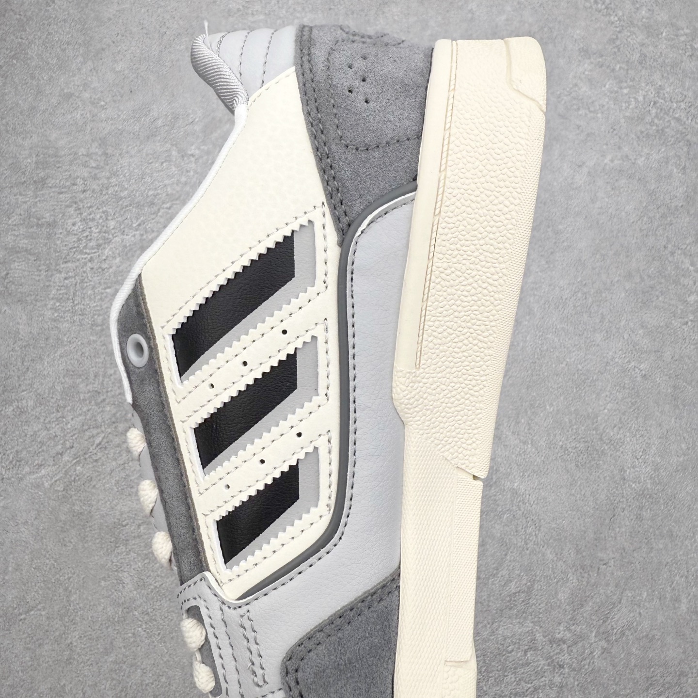 图片[7]-AD Originals 2020 DROP STEP XL三叶草新款 低帮校园休闲运动板鞋 汇聚80和90年代篮球鞋设计含纹理感皮革和绒面革混合鞋面 缀撞色细节 造型复古 搭配加衬及踝鞋领和乙烯乙酸乙烯酯(EVA)插片 脚感舒适 让复古篮球风伴你出 尺码：36 36²/₃ 37¹/₃ 38 38²/₃ 39¹/₃ 40 40²/₃ 41¹/₃ 42 42²/₃ 43¹/₃ 44 44²/₃ 45¹/₃-选品中心