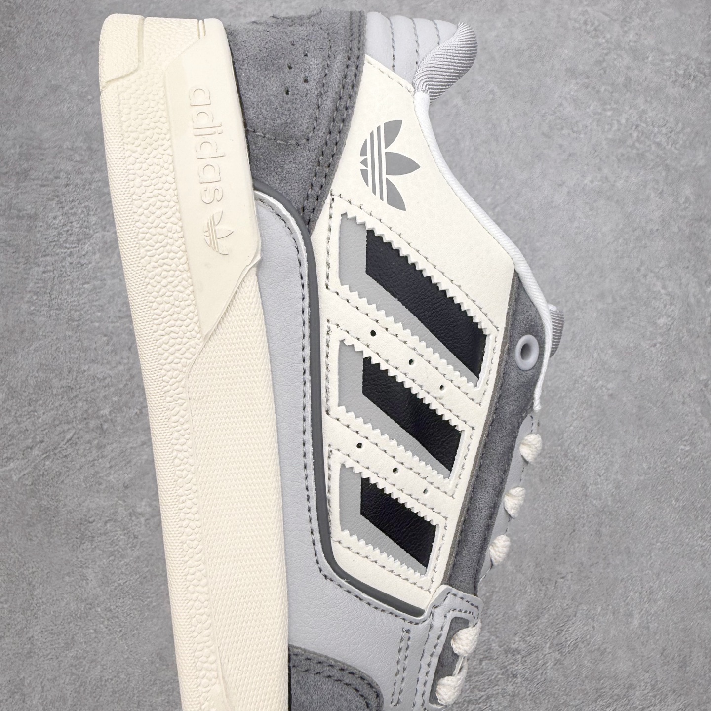 图片[6]-AD Originals 2020 DROP STEP XL三叶草新款 低帮校园休闲运动板鞋 汇聚80和90年代篮球鞋设计含纹理感皮革和绒面革混合鞋面 缀撞色细节 造型复古 搭配加衬及踝鞋领和乙烯乙酸乙烯酯(EVA)插片 脚感舒适 让复古篮球风伴你出 尺码：36 36²/₃ 37¹/₃ 38 38²/₃ 39¹/₃ 40 40²/₃ 41¹/₃ 42 42²/₃ 43¹/₃ 44 44²/₃ 45¹/₃-选品中心