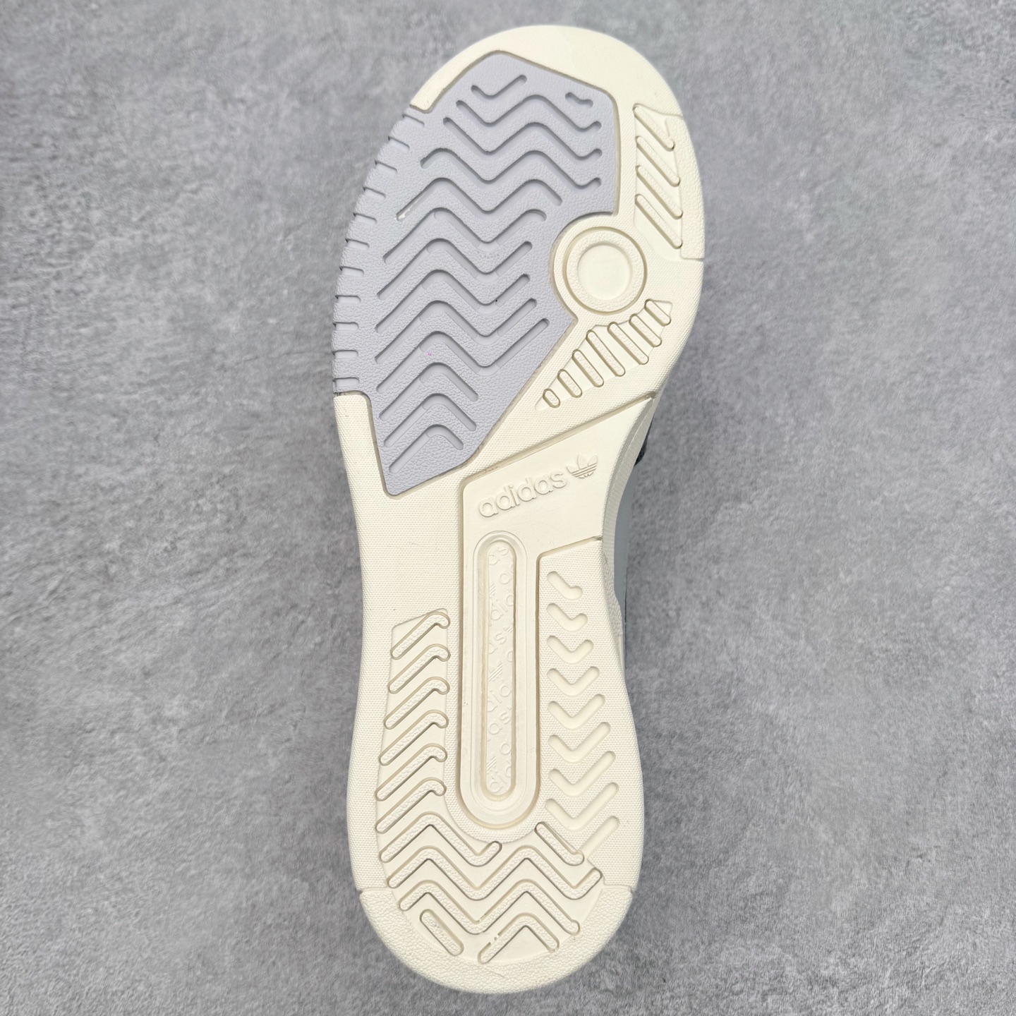 图片[9]-AD Originals 2020 DROP STEP XL三叶草新款 低帮校园休闲运动板鞋 汇聚80和90年代篮球鞋设计含纹理感皮革和绒面革混合鞋面 缀撞色细节 造型复古 搭配加衬及踝鞋领和乙烯乙酸乙烯酯(EVA)插片 脚感舒适 让复古篮球风伴你出 尺码：36 36²/₃ 37¹/₃ 38 38²/₃ 39¹/₃ 40 40²/₃ 41¹/₃ 42 42²/₃ 43¹/₃ 44 44²/₃ 45¹/₃-选品中心