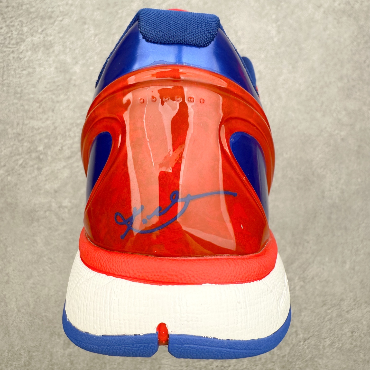 图片[8]-NK Zoom Kobe 6 Protro 科比六代实战篮球鞋 马年定制CYN配色 Eric Avar 这一次在设计中将轻盈发挥到了极致 鞋面采用了更加轻盈、更加强韧的创新的Flywire 2.0技术 球鞋重量更加轻质 重量仅为10.6盎司 内靴设计也使得穿着更加舒适 中底的配置则依日是可靠的zoom气垫和碳板的搭配 外底有个小细节令人十分喜欢 将纹路做成了心电图状 寓意科比对于篮球的喜爱 尺码：40 40.5 41 42 42.5 43 44 44.5 45 46-选品中心