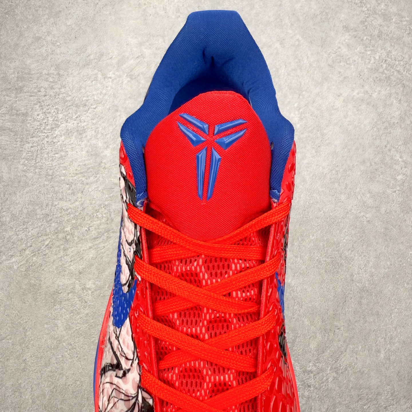 图片[5]-NK Zoom Kobe 6 Protro 科比六代实战篮球鞋 马年定制CYN配色 Eric Avar 这一次在设计中将轻盈发挥到了极致 鞋面采用了更加轻盈、更加强韧的创新的Flywire 2.0技术 球鞋重量更加轻质 重量仅为10.6盎司 内靴设计也使得穿着更加舒适 中底的配置则依日是可靠的zoom气垫和碳板的搭配 外底有个小细节令人十分喜欢 将纹路做成了心电图状 寓意科比对于篮球的喜爱 尺码：40 40.5 41 42 42.5 43 44 44.5 45 46-选品中心