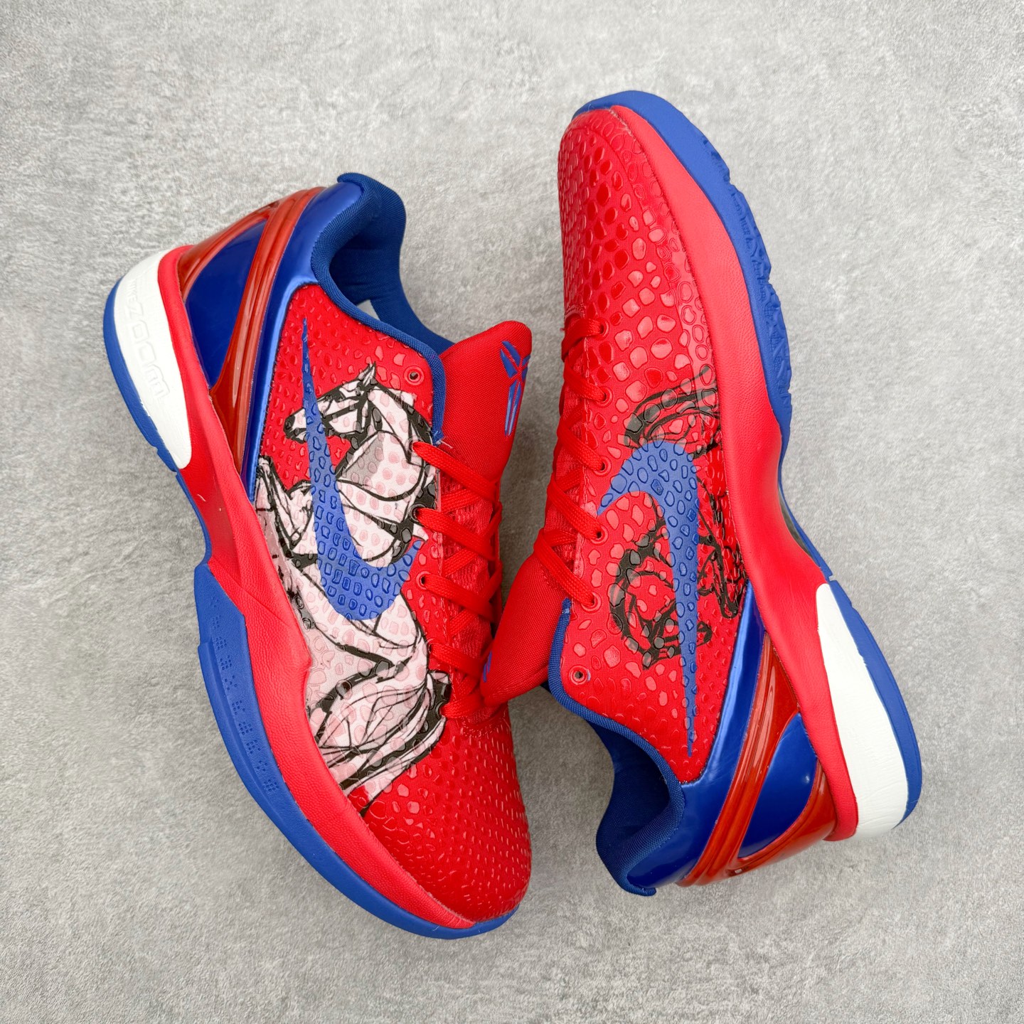 图片[3]-NK Zoom Kobe 6 Protro 科比六代实战篮球鞋 马年定制CYN配色 Eric Avar 这一次在设计中将轻盈发挥到了极致 鞋面采用了更加轻盈、更加强韧的创新的Flywire 2.0技术 球鞋重量更加轻质 重量仅为10.6盎司 内靴设计也使得穿着更加舒适 中底的配置则依日是可靠的zoom气垫和碳板的搭配 外底有个小细节令人十分喜欢 将纹路做成了心电图状 寓意科比对于篮球的喜爱 尺码：40 40.5 41 42 42.5 43 44 44.5 45 46-选品中心