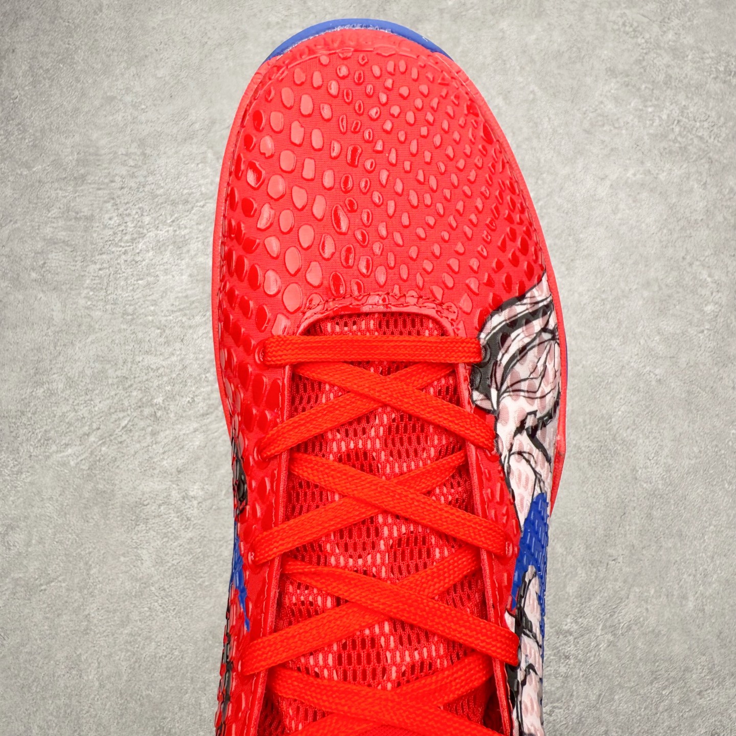 图片[4]-NK Zoom Kobe 6 Protro 科比六代实战篮球鞋 马年定制CYN配色 Eric Avar 这一次在设计中将轻盈发挥到了极致 鞋面采用了更加轻盈、更加强韧的创新的Flywire 2.0技术 球鞋重量更加轻质 重量仅为10.6盎司 内靴设计也使得穿着更加舒适 中底的配置则依日是可靠的zoom气垫和碳板的搭配 外底有个小细节令人十分喜欢 将纹路做成了心电图状 寓意科比对于篮球的喜爱 尺码：40 40.5 41 42 42.5 43 44 44.5 45 46-选品中心