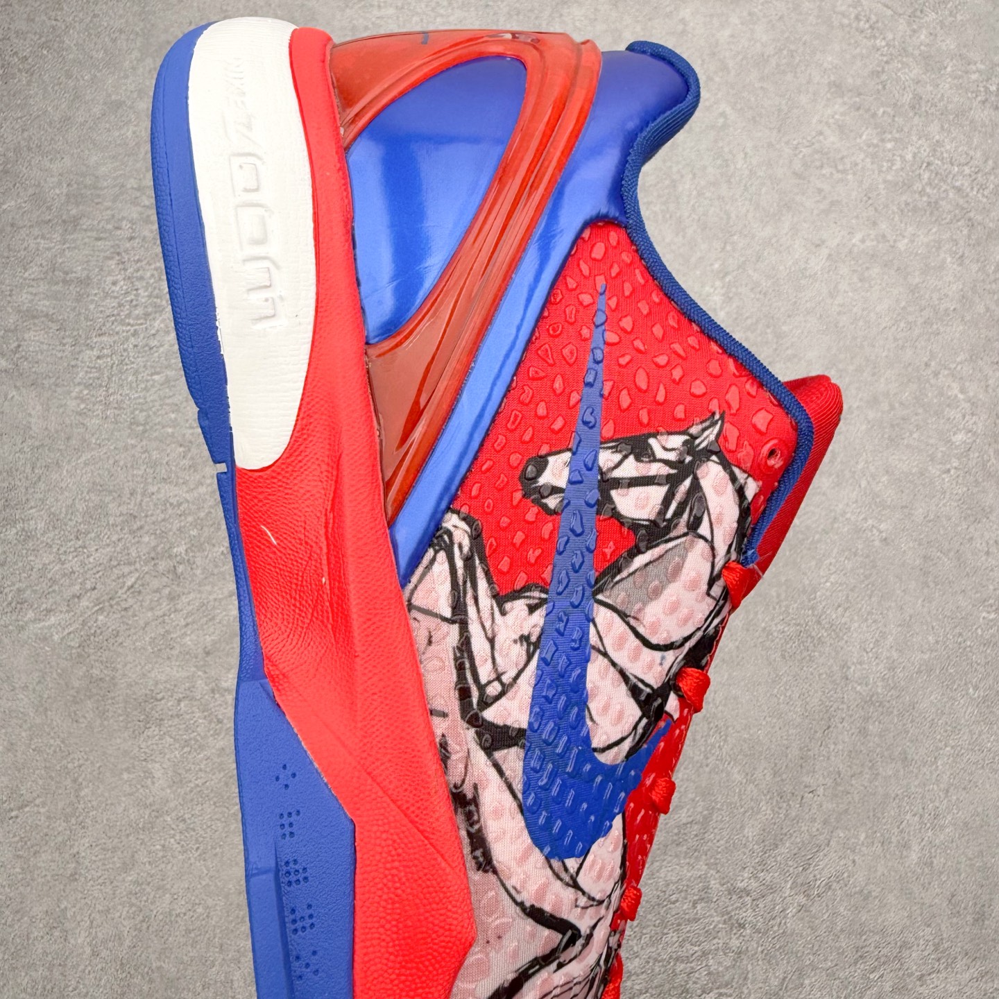 图片[6]-NK Zoom Kobe 6 Protro 科比六代实战篮球鞋 马年定制CYN配色 Eric Avar 这一次在设计中将轻盈发挥到了极致 鞋面采用了更加轻盈、更加强韧的创新的Flywire 2.0技术 球鞋重量更加轻质 重量仅为10.6盎司 内靴设计也使得穿着更加舒适 中底的配置则依日是可靠的zoom气垫和碳板的搭配 外底有个小细节令人十分喜欢 将纹路做成了心电图状 寓意科比对于篮球的喜爱 尺码：40 40.5 41 42 42.5 43 44 44.5 45 46-选品中心