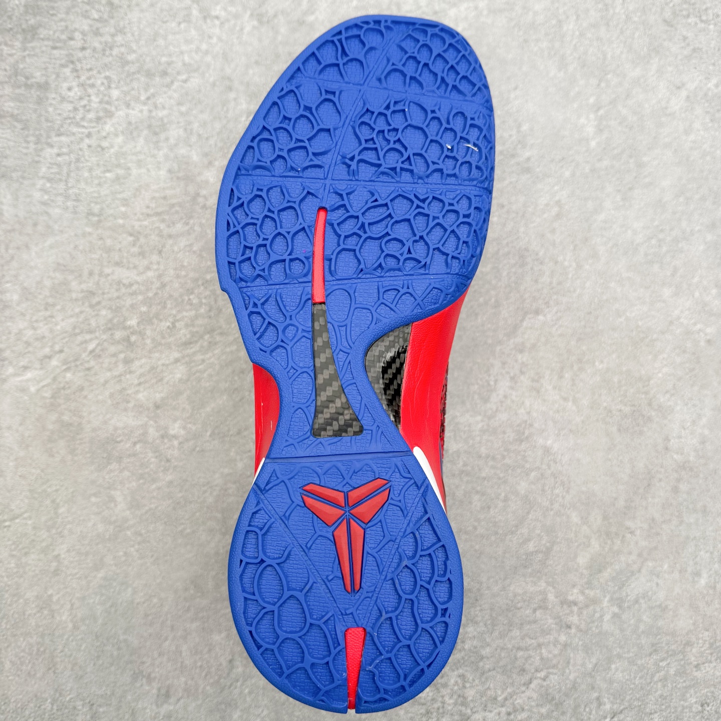 图片[9]-NK Zoom Kobe 6 Protro 科比六代实战篮球鞋 马年定制CYN配色 Eric Avar 这一次在设计中将轻盈发挥到了极致 鞋面采用了更加轻盈、更加强韧的创新的Flywire 2.0技术 球鞋重量更加轻质 重量仅为10.6盎司 内靴设计也使得穿着更加舒适 中底的配置则依日是可靠的zoom气垫和碳板的搭配 外底有个小细节令人十分喜欢 将纹路做成了心电图状 寓意科比对于篮球的喜爱 尺码：40 40.5 41 42 42.5 43 44 44.5 45 46-选品中心