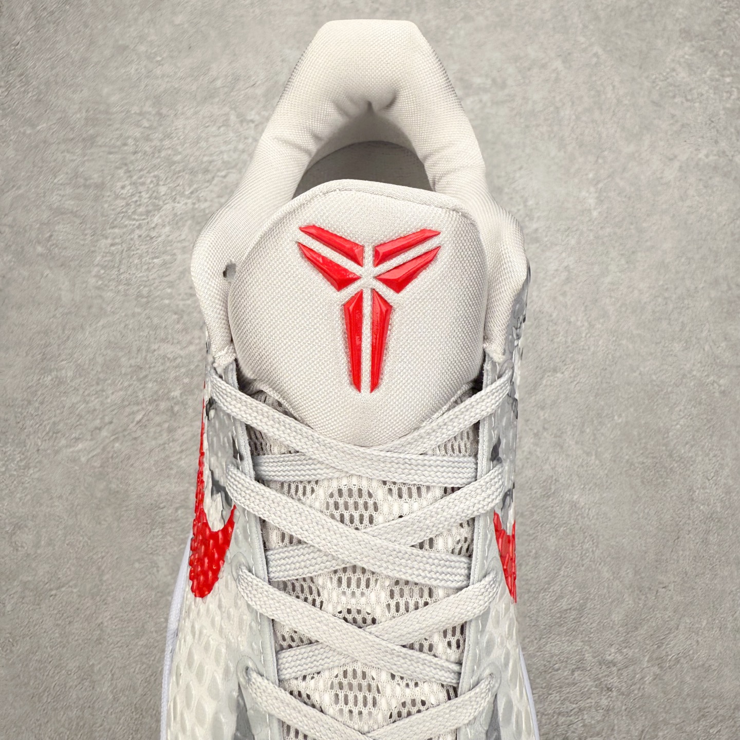 图片[5]-NK Zoom Kobe 6 Protro 科比六代实战篮球鞋 马年定制CYN配色 Eric Avar 这一次在设计中将轻盈发挥到了极致 鞋面采用了更加轻盈、更加强韧的创新的Flywire 2.0技术 球鞋重量更加轻质 重量仅为10.6盎司 内靴设计也使得穿着更加舒适 中底的配置则依日是可靠的zoom气垫和碳板的搭配 外底有个小细节令人十分喜欢 将纹路做成了心电图状 寓意科比对于篮球的喜爱 尺码：40 40.5 41 42 42.5 43 44 44.5 45 46-选品中心