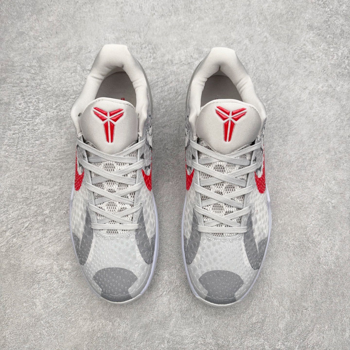 图片[2]-NK Zoom Kobe 6 Protro 科比六代实战篮球鞋 马年定制CYN配色 Eric Avar 这一次在设计中将轻盈发挥到了极致 鞋面采用了更加轻盈、更加强韧的创新的Flywire 2.0技术 球鞋重量更加轻质 重量仅为10.6盎司 内靴设计也使得穿着更加舒适 中底的配置则依日是可靠的zoom气垫和碳板的搭配 外底有个小细节令人十分喜欢 将纹路做成了心电图状 寓意科比对于篮球的喜爱 尺码：40 40.5 41 42 42.5 43 44 44.5 45 46-选品中心