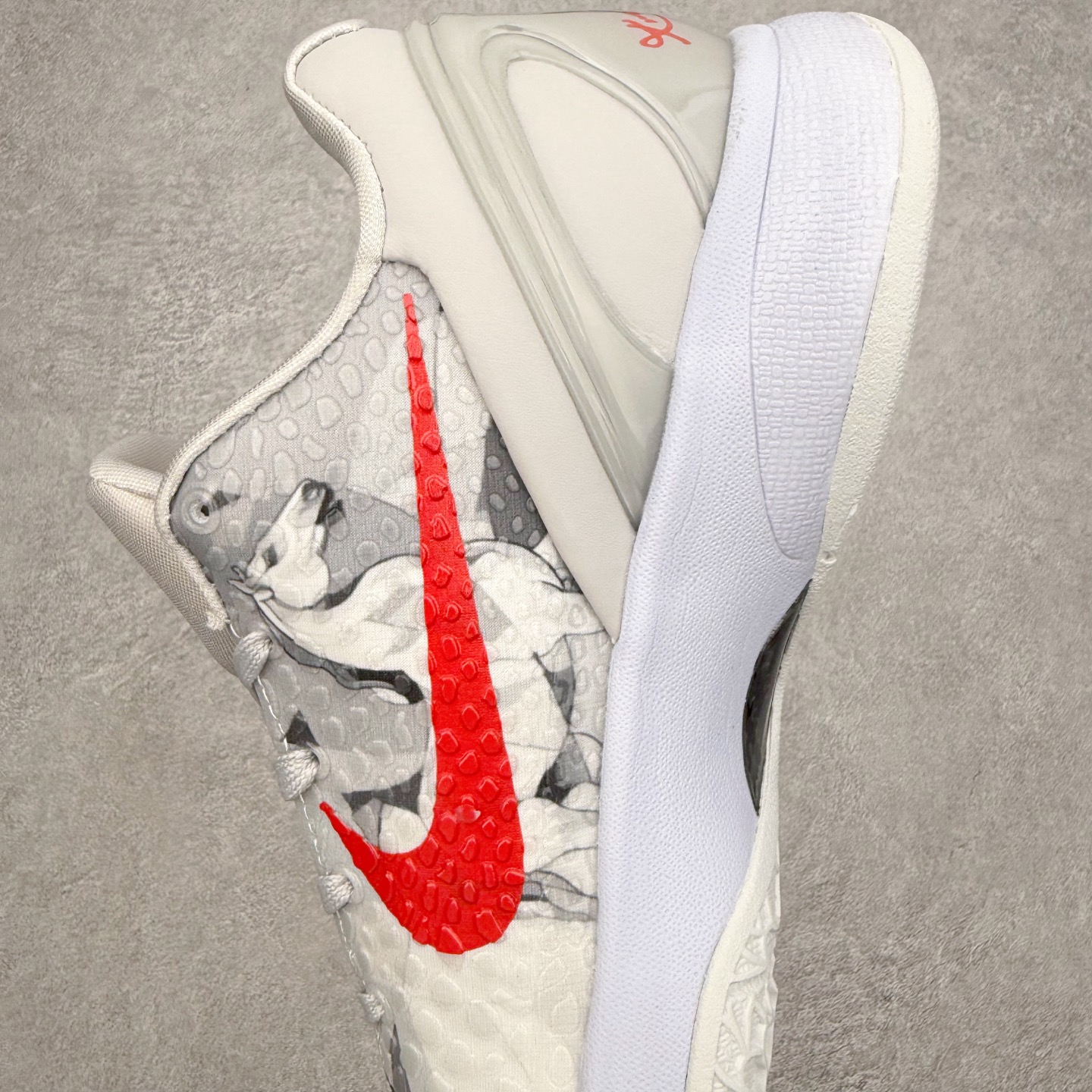 图片[7]-NK Zoom Kobe 6 Protro 科比六代实战篮球鞋 马年定制CYN配色 Eric Avar 这一次在设计中将轻盈发挥到了极致 鞋面采用了更加轻盈、更加强韧的创新的Flywire 2.0技术 球鞋重量更加轻质 重量仅为10.6盎司 内靴设计也使得穿着更加舒适 中底的配置则依日是可靠的zoom气垫和碳板的搭配 外底有个小细节令人十分喜欢 将纹路做成了心电图状 寓意科比对于篮球的喜爱 尺码：40 40.5 41 42 42.5 43 44 44.5 45 46-选品中心