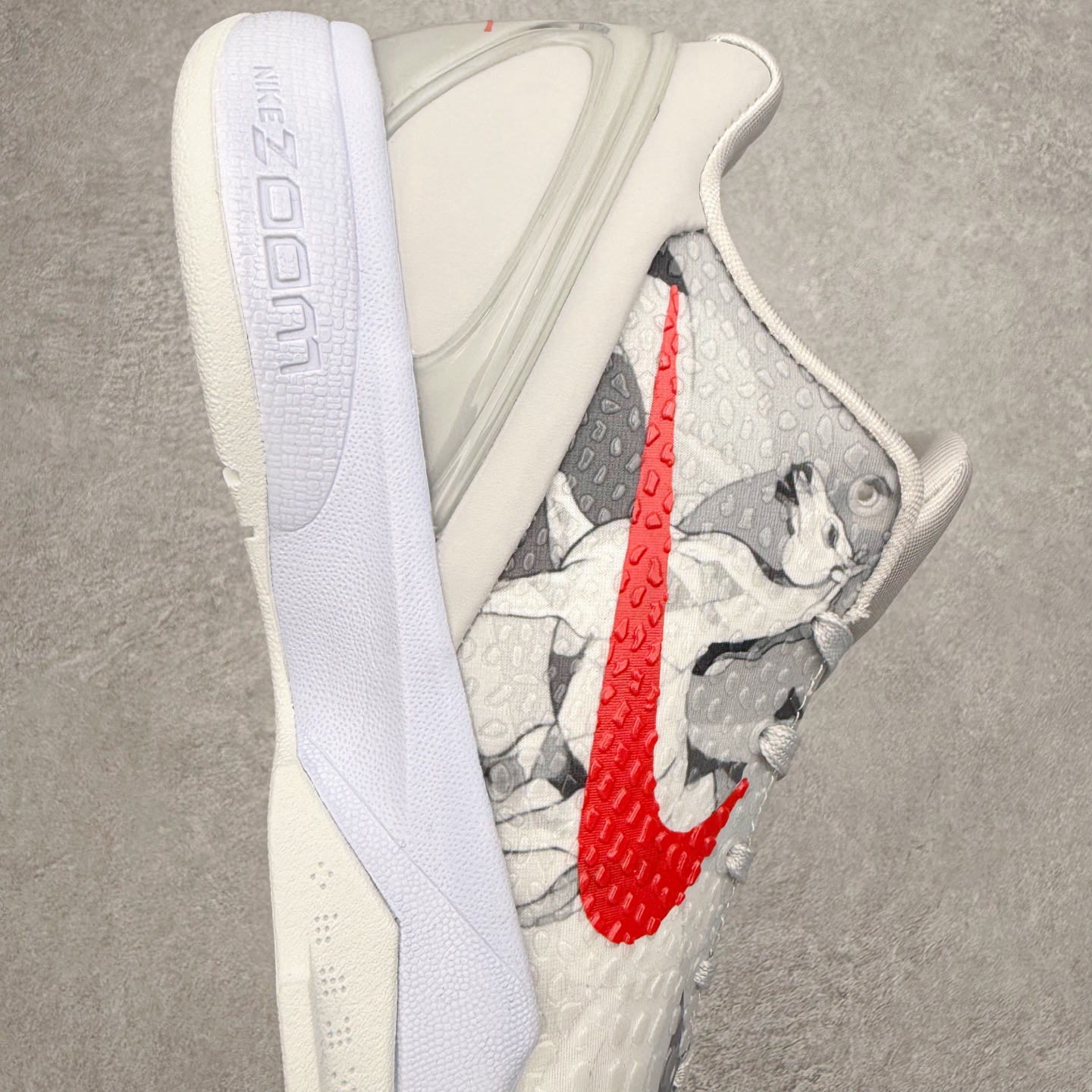 图片[6]-NK Zoom Kobe 6 Protro 科比六代实战篮球鞋 马年定制CYN配色 Eric Avar 这一次在设计中将轻盈发挥到了极致 鞋面采用了更加轻盈、更加强韧的创新的Flywire 2.0技术 球鞋重量更加轻质 重量仅为10.6盎司 内靴设计也使得穿着更加舒适 中底的配置则依日是可靠的zoom气垫和碳板的搭配 外底有个小细节令人十分喜欢 将纹路做成了心电图状 寓意科比对于篮球的喜爱 尺码：40 40.5 41 42 42.5 43 44 44.5 45 46-选品中心