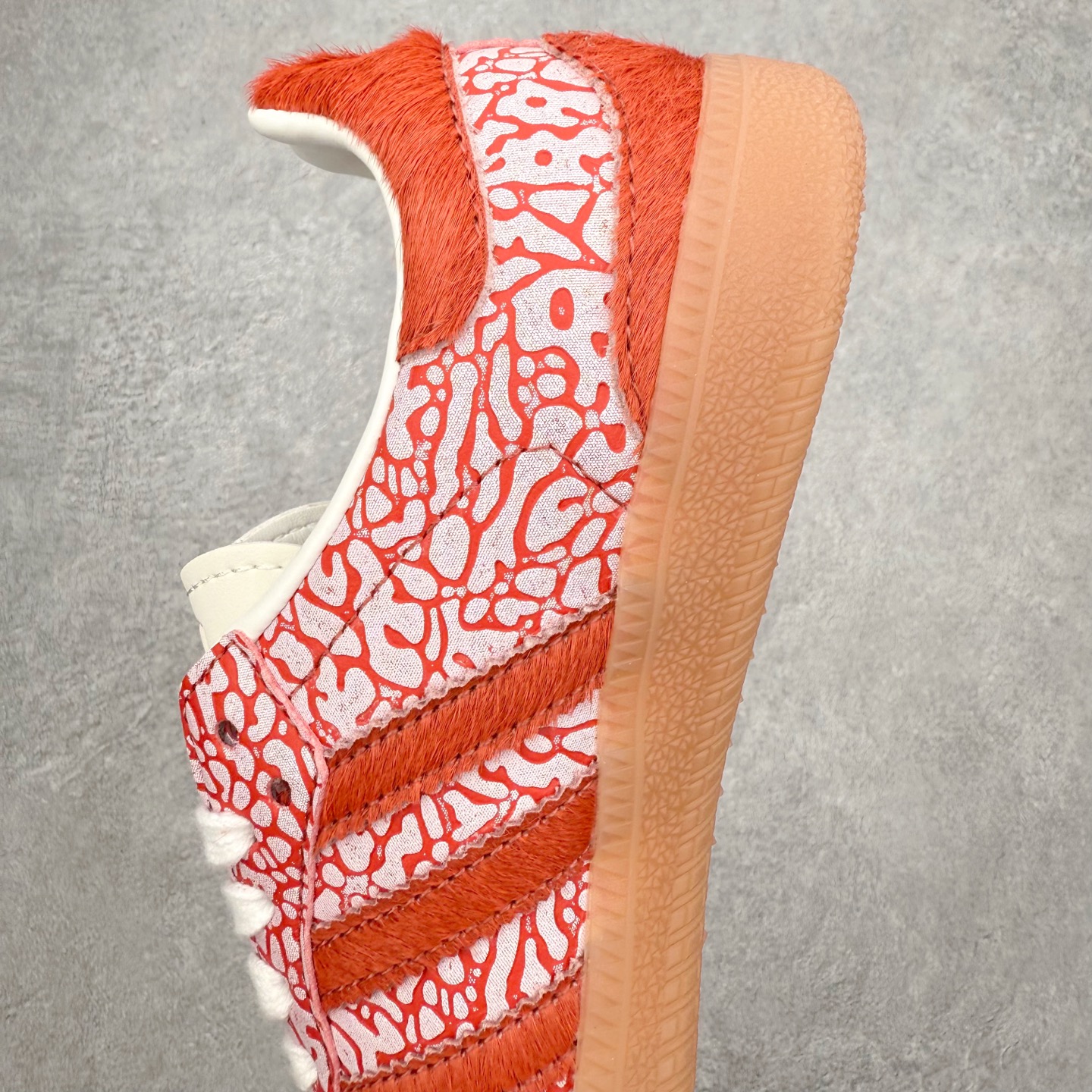 图片[7]-AD Original Samba OG 复古经典轻便板鞋 JR8743 口碑大厂出品 品控大底版型不断改良更新 全套原纸板楦头开发 确保原汁原味 完美呈现桑巴版型 一比一鞋头弧度高度鞋身弧度 此版本只针对中端市场 皮料材质有所更替 其他数据细节工艺流程均保持一致 绝不口嗨 细节品控鞋型随意对比 正确烫金高频细节 原装纳米超迁皮料 独家私模橡胶大底 原盒原配 这款桑巴鞋展示了高质量的工艺 带有装饰的超锁缝制和无缝的手感 柔软、柔软的皮革造型和标志性的3条纹完成了精致的外观 正规合身鞋带 鞋面上有绒面鞋垫 橡胶鞋底 享受正畸套筒软感 自50年代首次亮相以来就一直在赢得粉丝的青睐 尺码：35.5 36 36.5 37.5 38 38.5 39 40 40.5 41 42 42.5 43 44 44.5 45-选品中心