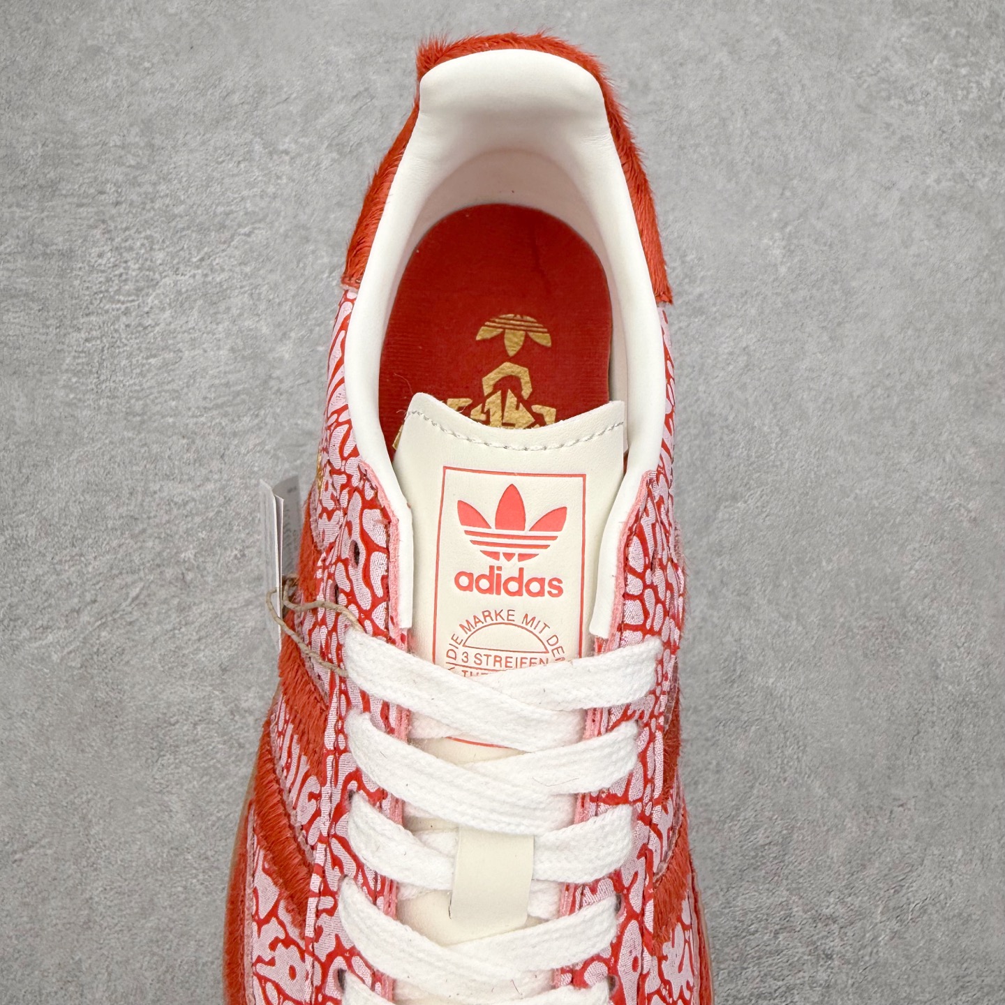 图片[5]-AD Original Samba OG 复古经典轻便板鞋 JR8743 口碑大厂出品 品控大底版型不断改良更新 全套原纸板楦头开发 确保原汁原味 完美呈现桑巴版型 一比一鞋头弧度高度鞋身弧度 此版本只针对中端市场 皮料材质有所更替 其他数据细节工艺流程均保持一致 绝不口嗨 细节品控鞋型随意对比 正确烫金高频细节 原装纳米超迁皮料 独家私模橡胶大底 原盒原配 这款桑巴鞋展示了高质量的工艺 带有装饰的超锁缝制和无缝的手感 柔软、柔软的皮革造型和标志性的3条纹完成了精致的外观 正规合身鞋带 鞋面上有绒面鞋垫 橡胶鞋底 享受正畸套筒软感 自50年代首次亮相以来就一直在赢得粉丝的青睐 尺码：35.5 36 36.5 37.5 38 38.5 39 40 40.5 41 42 42.5 43 44 44.5 45-选品中心