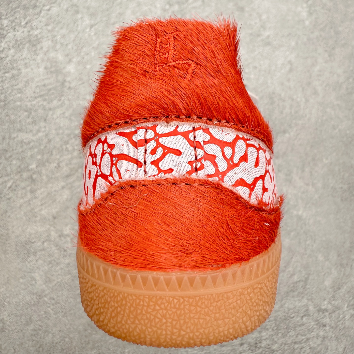 图片[8]-AD Original Samba OG 复古经典轻便板鞋 JR8743 口碑大厂出品 品控大底版型不断改良更新 全套原纸板楦头开发 确保原汁原味 完美呈现桑巴版型 一比一鞋头弧度高度鞋身弧度 此版本只针对中端市场 皮料材质有所更替 其他数据细节工艺流程均保持一致 绝不口嗨 细节品控鞋型随意对比 正确烫金高频细节 原装纳米超迁皮料 独家私模橡胶大底 原盒原配 这款桑巴鞋展示了高质量的工艺 带有装饰的超锁缝制和无缝的手感 柔软、柔软的皮革造型和标志性的3条纹完成了精致的外观 正规合身鞋带 鞋面上有绒面鞋垫 橡胶鞋底 享受正畸套筒软感 自50年代首次亮相以来就一直在赢得粉丝的青睐 尺码：35.5 36 36.5 37.5 38 38.5 39 40 40.5 41 42 42.5 43 44 44.5 45-选品中心