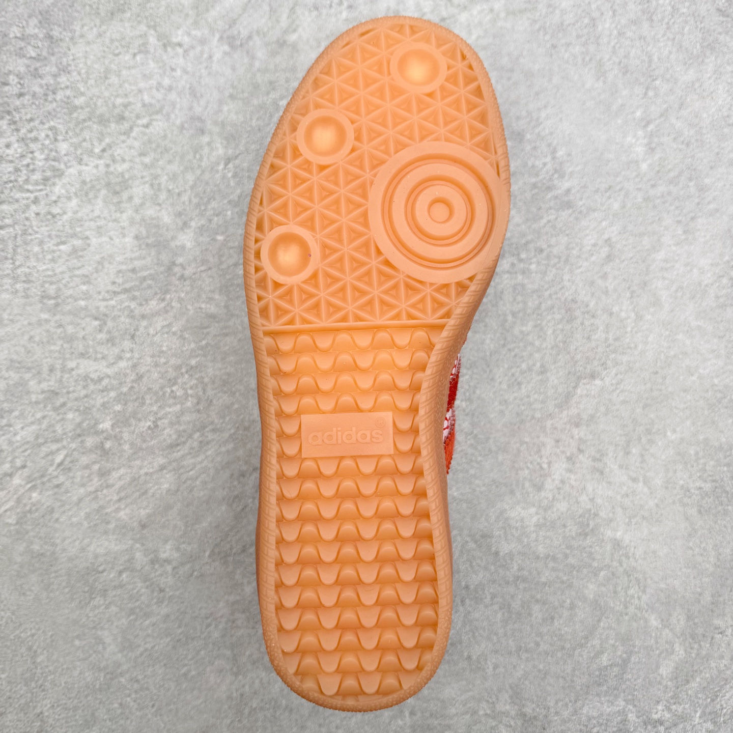 图片[9]-AD Original Samba OG 复古经典轻便板鞋 JR8743 口碑大厂出品 品控大底版型不断改良更新 全套原纸板楦头开发 确保原汁原味 完美呈现桑巴版型 一比一鞋头弧度高度鞋身弧度 此版本只针对中端市场 皮料材质有所更替 其他数据细节工艺流程均保持一致 绝不口嗨 细节品控鞋型随意对比 正确烫金高频细节 原装纳米超迁皮料 独家私模橡胶大底 原盒原配 这款桑巴鞋展示了高质量的工艺 带有装饰的超锁缝制和无缝的手感 柔软、柔软的皮革造型和标志性的3条纹完成了精致的外观 正规合身鞋带 鞋面上有绒面鞋垫 橡胶鞋底 享受正畸套筒软感 自50年代首次亮相以来就一直在赢得粉丝的青睐 尺码：35.5 36 36.5 37.5 38 38.5 39 40 40.5 41 42 42.5 43 44 44.5 45-选品中心