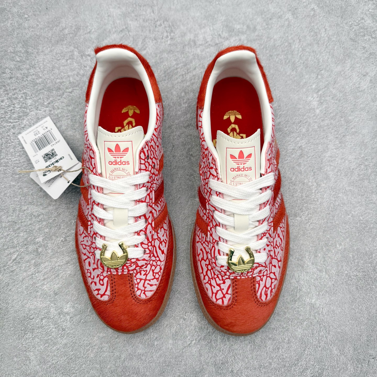 图片[2]-AD Original Samba OG 复古经典轻便板鞋 JR8743 口碑大厂出品 品控大底版型不断改良更新 全套原纸板楦头开发 确保原汁原味 完美呈现桑巴版型 一比一鞋头弧度高度鞋身弧度 此版本只针对中端市场 皮料材质有所更替 其他数据细节工艺流程均保持一致 绝不口嗨 细节品控鞋型随意对比 正确烫金高频细节 原装纳米超迁皮料 独家私模橡胶大底 原盒原配 这款桑巴鞋展示了高质量的工艺 带有装饰的超锁缝制和无缝的手感 柔软、柔软的皮革造型和标志性的3条纹完成了精致的外观 正规合身鞋带 鞋面上有绒面鞋垫 橡胶鞋底 享受正畸套筒软感 自50年代首次亮相以来就一直在赢得粉丝的青睐 尺码：35.5 36 36.5 37.5 38 38.5 39 40 40.5 41 42 42.5 43 44 44.5 45-选品中心