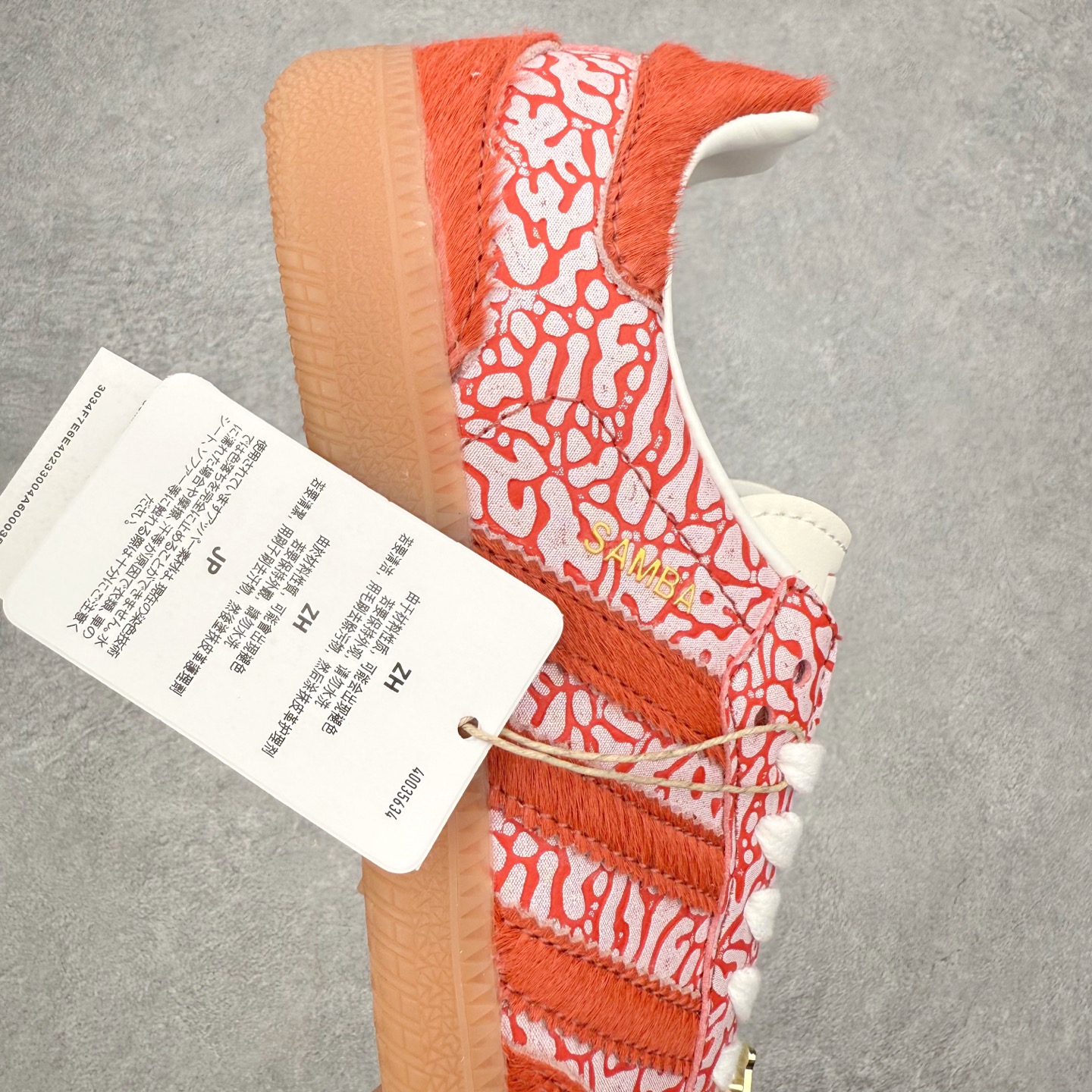 图片[6]-AD Original Samba OG 复古经典轻便板鞋 JR8743 口碑大厂出品 品控大底版型不断改良更新 全套原纸板楦头开发 确保原汁原味 完美呈现桑巴版型 一比一鞋头弧度高度鞋身弧度 此版本只针对中端市场 皮料材质有所更替 其他数据细节工艺流程均保持一致 绝不口嗨 细节品控鞋型随意对比 正确烫金高频细节 原装纳米超迁皮料 独家私模橡胶大底 原盒原配 这款桑巴鞋展示了高质量的工艺 带有装饰的超锁缝制和无缝的手感 柔软、柔软的皮革造型和标志性的3条纹完成了精致的外观 正规合身鞋带 鞋面上有绒面鞋垫 橡胶鞋底 享受正畸套筒软感 自50年代首次亮相以来就一直在赢得粉丝的青睐 尺码：35.5 36 36.5 37.5 38 38.5 39 40 40.5 41 42 42.5 43 44 44.5 45-选品中心