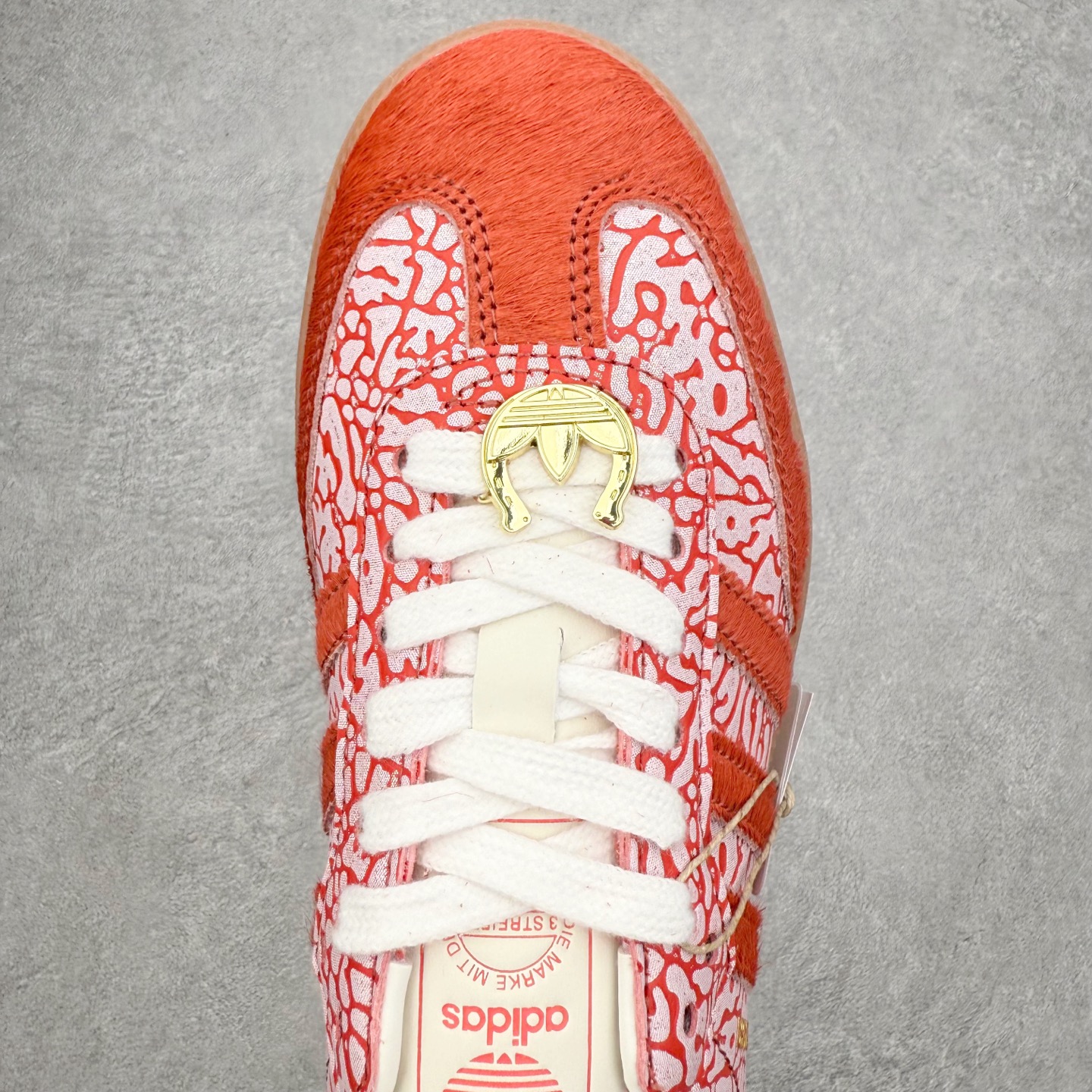 图片[4]-AD Original Samba OG 复古经典轻便板鞋 JR8743 口碑大厂出品 品控大底版型不断改良更新 全套原纸板楦头开发 确保原汁原味 完美呈现桑巴版型 一比一鞋头弧度高度鞋身弧度 此版本只针对中端市场 皮料材质有所更替 其他数据细节工艺流程均保持一致 绝不口嗨 细节品控鞋型随意对比 正确烫金高频细节 原装纳米超迁皮料 独家私模橡胶大底 原盒原配 这款桑巴鞋展示了高质量的工艺 带有装饰的超锁缝制和无缝的手感 柔软、柔软的皮革造型和标志性的3条纹完成了精致的外观 正规合身鞋带 鞋面上有绒面鞋垫 橡胶鞋底 享受正畸套筒软感 自50年代首次亮相以来就一直在赢得粉丝的青睐 尺码：35.5 36 36.5 37.5 38 38.5 39 40 40.5 41 42 42.5 43 44 44.5 45-选品中心