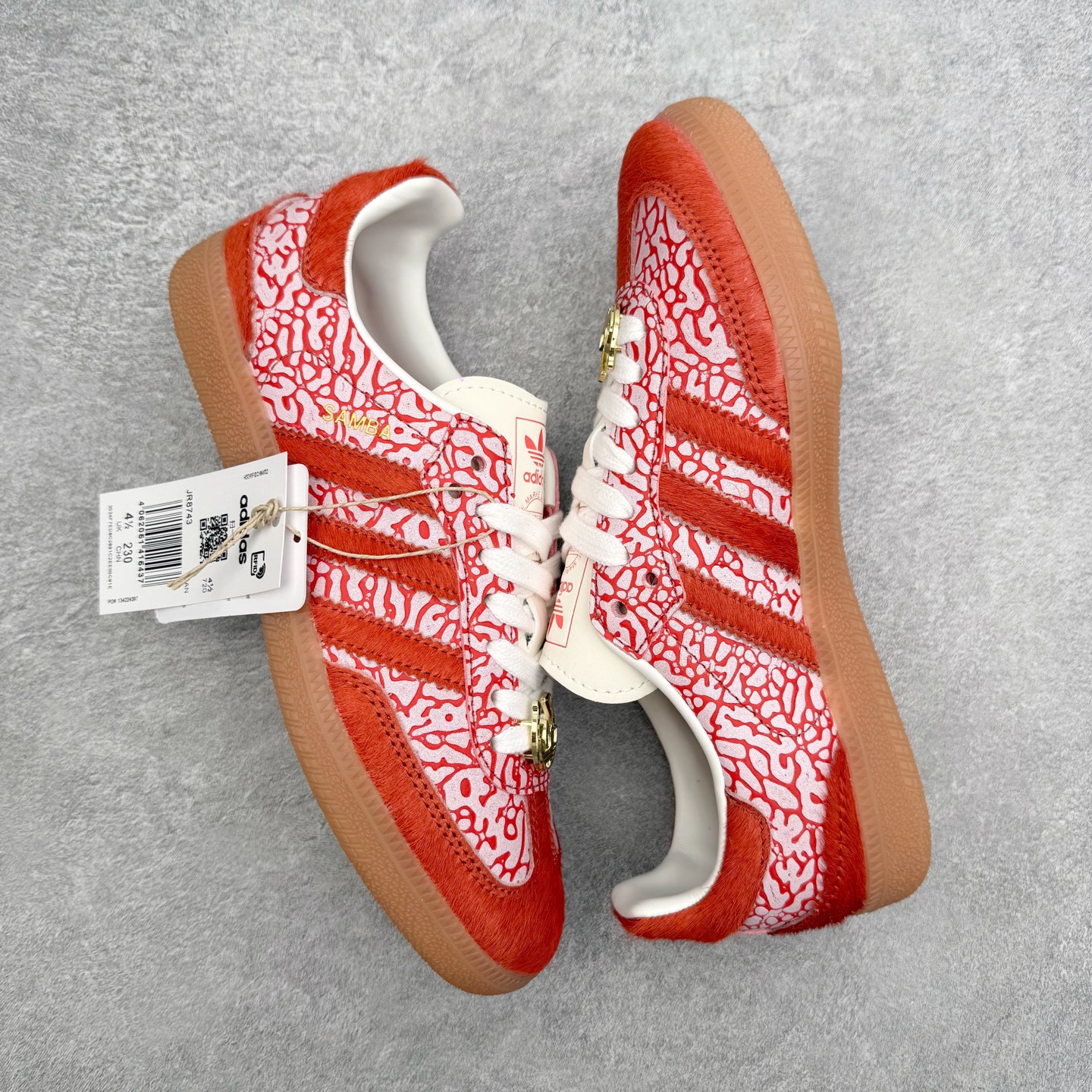 图片[3]-AD Original Samba OG 复古经典轻便板鞋 JR8743 口碑大厂出品 品控大底版型不断改良更新 全套原纸板楦头开发 确保原汁原味 完美呈现桑巴版型 一比一鞋头弧度高度鞋身弧度 此版本只针对中端市场 皮料材质有所更替 其他数据细节工艺流程均保持一致 绝不口嗨 细节品控鞋型随意对比 正确烫金高频细节 原装纳米超迁皮料 独家私模橡胶大底 原盒原配 这款桑巴鞋展示了高质量的工艺 带有装饰的超锁缝制和无缝的手感 柔软、柔软的皮革造型和标志性的3条纹完成了精致的外观 正规合身鞋带 鞋面上有绒面鞋垫 橡胶鞋底 享受正畸套筒软感 自50年代首次亮相以来就一直在赢得粉丝的青睐 尺码：35.5 36 36.5 37.5 38 38.5 39 40 40.5 41 42 42.5 43 44 44.5 45-选品中心