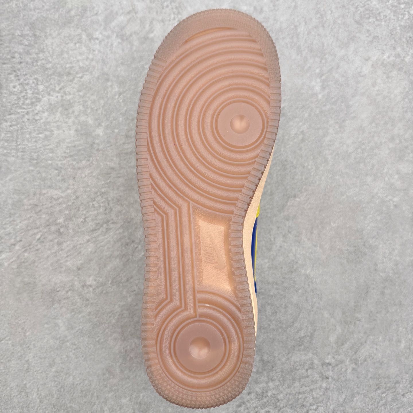 图片[9]-NK Air Force 1´07 Low 空军一号低帮百搭休闲运动板鞋 HV9405-300 柔软、弹性十足的缓震性能和出色的中底设计 横跨复古与现代的外型结合 造就出风靡全球 三十多年的Force 1 直到今天还深受青睐 实拍调校N版已经零色差零失真 百分百还原实物色彩所见即所得 不存在货不对板色差等低级问题 选购参考实物拍摄 不混卖不参货 只用心做好货严格选品 承诺混一赔十 尺码：36 36.5 37.5 38 38.5 39 40 40.5 41 42 42.5 43 44 44.5 45-选品中心