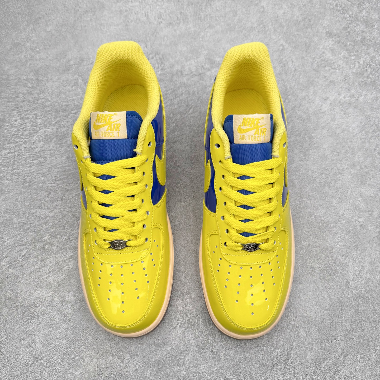 图片[2]-NK Air Force 1´07 Low 空军一号低帮百搭休闲运动板鞋 HV9405-300 柔软、弹性十足的缓震性能和出色的中底设计 横跨复古与现代的外型结合 造就出风靡全球 三十多年的Force 1 直到今天还深受青睐 实拍调校N版已经零色差零失真 百分百还原实物色彩所见即所得 不存在货不对板色差等低级问题 选购参考实物拍摄 不混卖不参货 只用心做好货严格选品 承诺混一赔十 尺码：36 36.5 37.5 38 38.5 39 40 40.5 41 42 42.5 43 44 44.5 45-选品中心