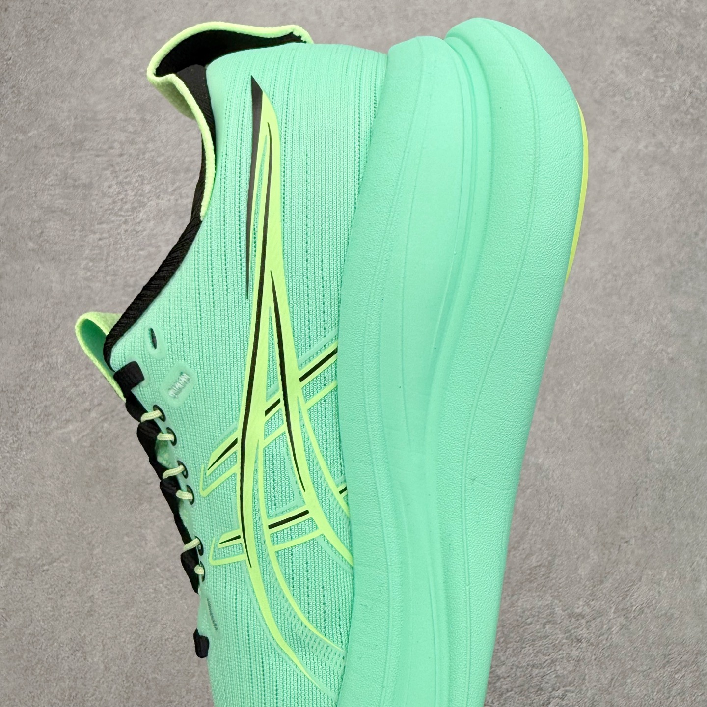 图片[7]-Asics GEL-Nimbus 28 亚瑟士缓震跑鞋 近年复古风潮的势头很旺 ASICS一直坚信保持身体的健康与活力是打造健康快乐的生活方式的最佳途径 ASICS为复古鞋型注入新设计 为玩家的街头穿搭提供了更多可能 GEL-NIMBUSTM9运动鞋最初是为中立和仰卧跑步者设计的长距离训练器 采用原始材料和关键细节重新设计 其Y2K时代的工业外观也被大胆的对比和色块所抵消 尺码：36 36.5 37.5 38 38.5 39 40 40.5 41.5 42 42.5 43.5 44 44.5 45-选品中心