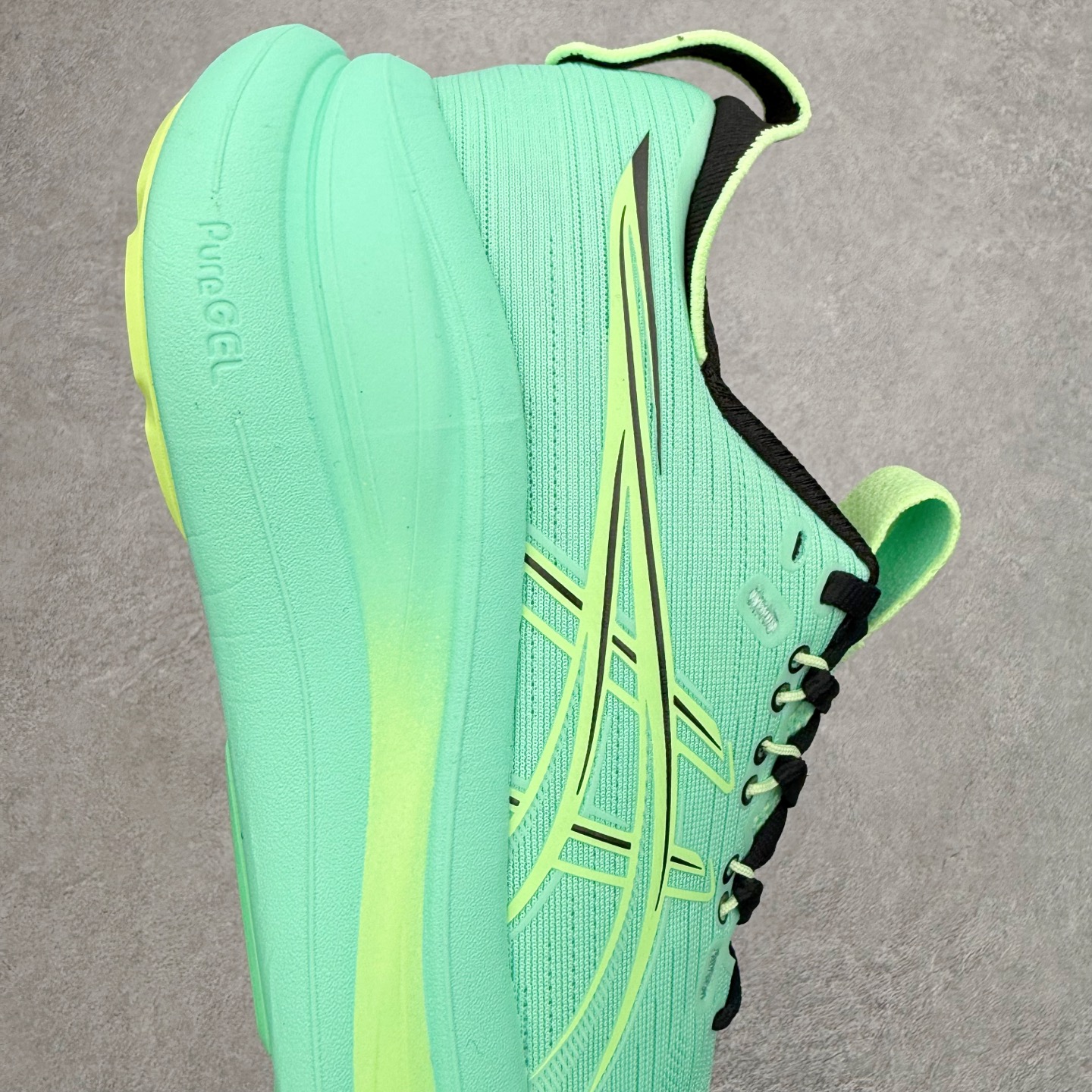 图片[6]-Asics GEL-Nimbus 28 亚瑟士缓震跑鞋 近年复古风潮的势头很旺 ASICS一直坚信保持身体的健康与活力是打造健康快乐的生活方式的最佳途径 ASICS为复古鞋型注入新设计 为玩家的街头穿搭提供了更多可能 GEL-NIMBUSTM9运动鞋最初是为中立和仰卧跑步者设计的长距离训练器 采用原始材料和关键细节重新设计 其Y2K时代的工业外观也被大胆的对比和色块所抵消 尺码：36 36.5 37.5 38 38.5 39 40 40.5 41.5 42 42.5 43.5 44 44.5 45-选品中心