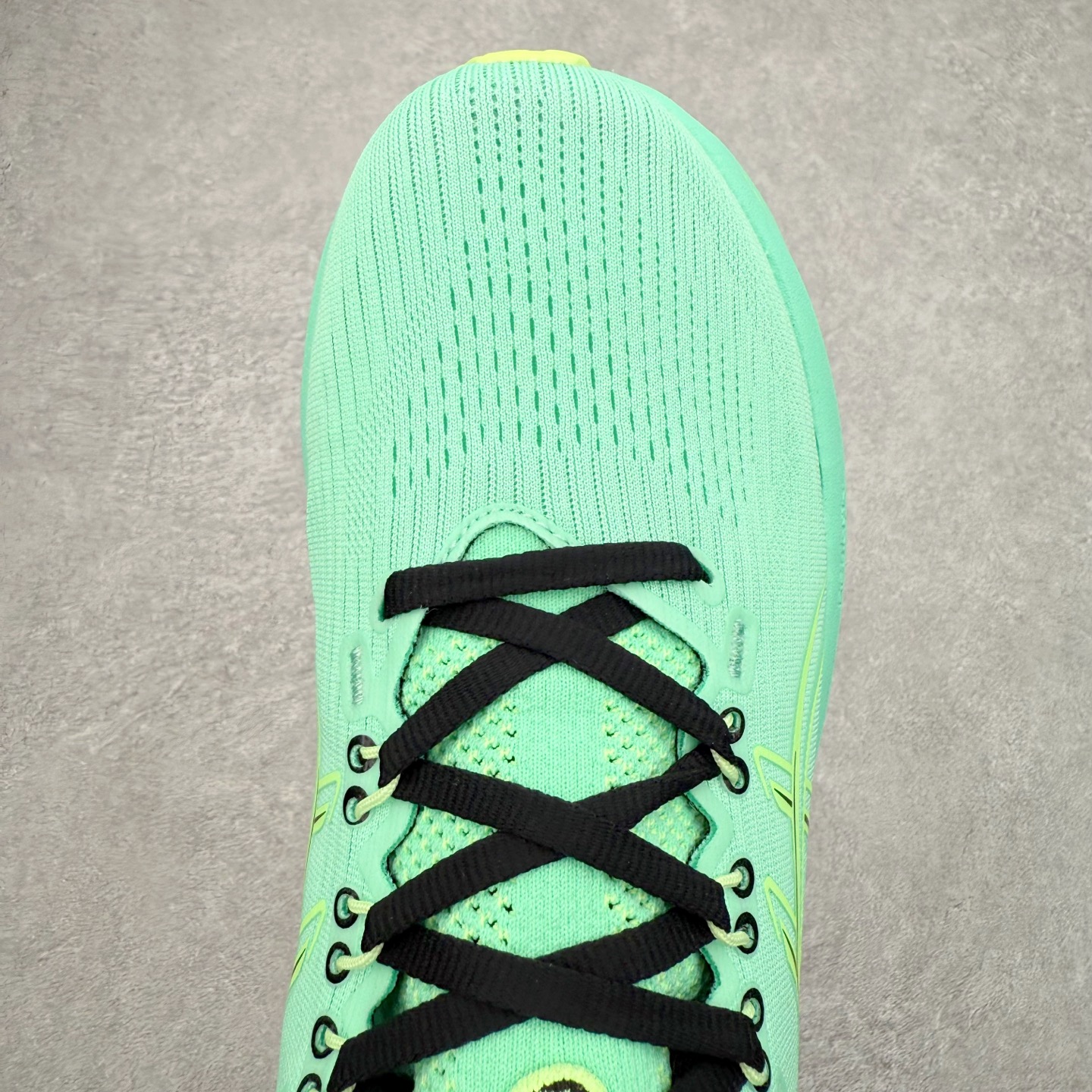 图片[4]-Asics GEL-Nimbus 28 亚瑟士缓震跑鞋 近年复古风潮的势头很旺 ASICS一直坚信保持身体的健康与活力是打造健康快乐的生活方式的最佳途径 ASICS为复古鞋型注入新设计 为玩家的街头穿搭提供了更多可能 GEL-NIMBUSTM9运动鞋最初是为中立和仰卧跑步者设计的长距离训练器 采用原始材料和关键细节重新设计 其Y2K时代的工业外观也被大胆的对比和色块所抵消 尺码：36 36.5 37.5 38 38.5 39 40 40.5 41.5 42 42.5 43.5 44 44.5 45-选品中心