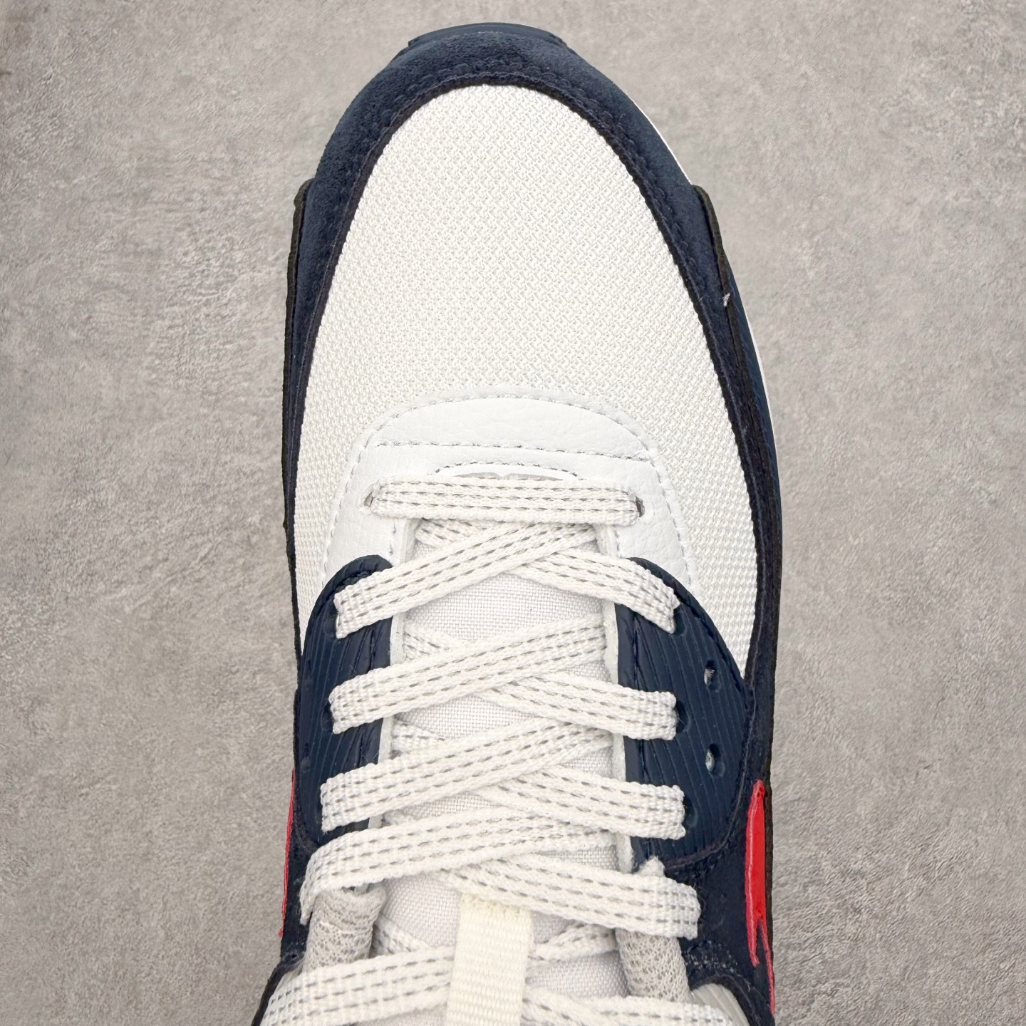 图片[4]-＃MX版 NK Air MAX 90 气垫复古减震跑步鞋 II7591-100 经典重温 独家陆续补货 外单专供大厂出品 品质稳定 一百余色 终端操作 Air Max 90于1990年推出 来自Air Max系列 在Air Max 1的基础上改进而得 增加了气垫面积 外型上也更为流线 最特別的就是加入了菱纹塑胶嵌板 为Air Max 90增添了许多潮流气息 皮革鞋面 造就出色耐穿性和支撑力 Max Air缓震配置搭配泡棉中底 令Air Max 90轻盈而舒适 华夫格橡胶外底 铸就Air Max 90非凡的抓地力 而Air Max 90不仅是一双跑鞋 它成功跨越了时间的演进 成为了球鞋文化与潮流圈中最熟为人知的鞋款之一 尺码：36 36.5 37.5 38 38.5 39 40 40.5 41 42 42.5 43 44 44.5 45-选品中心