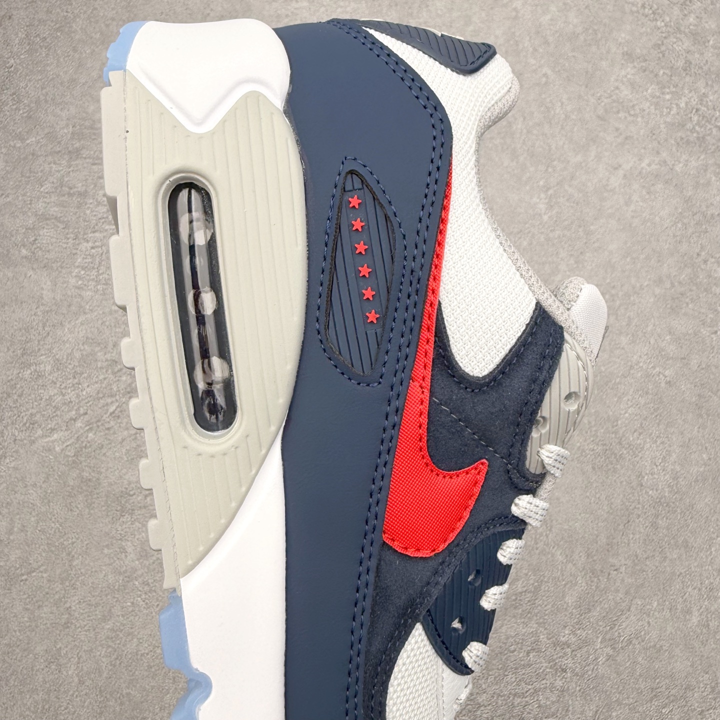 图片[6]-＃MX版 NK Air MAX 90 气垫复古减震跑步鞋 II7591-100 经典重温 独家陆续补货 外单专供大厂出品 品质稳定 一百余色 终端操作 Air Max 90于1990年推出 来自Air Max系列 在Air Max 1的基础上改进而得 增加了气垫面积 外型上也更为流线 最特別的就是加入了菱纹塑胶嵌板 为Air Max 90增添了许多潮流气息 皮革鞋面 造就出色耐穿性和支撑力 Max Air缓震配置搭配泡棉中底 令Air Max 90轻盈而舒适 华夫格橡胶外底 铸就Air Max 90非凡的抓地力 而Air Max 90不仅是一双跑鞋 它成功跨越了时间的演进 成为了球鞋文化与潮流圈中最熟为人知的鞋款之一 尺码：36 36.5 37.5 38 38.5 39 40 40.5 41 42 42.5 43 44 44.5 45-选品中心