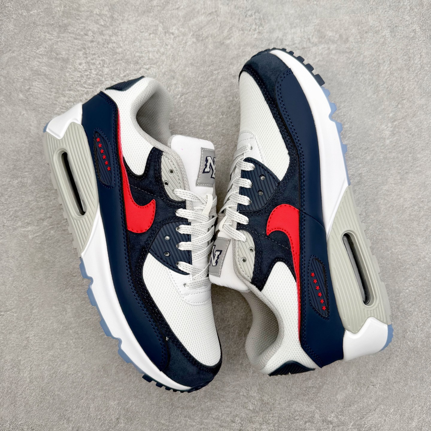 图片[3]-＃MX版 NK Air MAX 90 气垫复古减震跑步鞋 II7591-100 经典重温 独家陆续补货 外单专供大厂出品 品质稳定 一百余色 终端操作 Air Max 90于1990年推出 来自Air Max系列 在Air Max 1的基础上改进而得 增加了气垫面积 外型上也更为流线 最特別的就是加入了菱纹塑胶嵌板 为Air Max 90增添了许多潮流气息 皮革鞋面 造就出色耐穿性和支撑力 Max Air缓震配置搭配泡棉中底 令Air Max 90轻盈而舒适 华夫格橡胶外底 铸就Air Max 90非凡的抓地力 而Air Max 90不仅是一双跑鞋 它成功跨越了时间的演进 成为了球鞋文化与潮流圈中最熟为人知的鞋款之一 尺码：36 36.5 37.5 38 38.5 39 40 40.5 41 42 42.5 43 44 44.5 45-选品中心