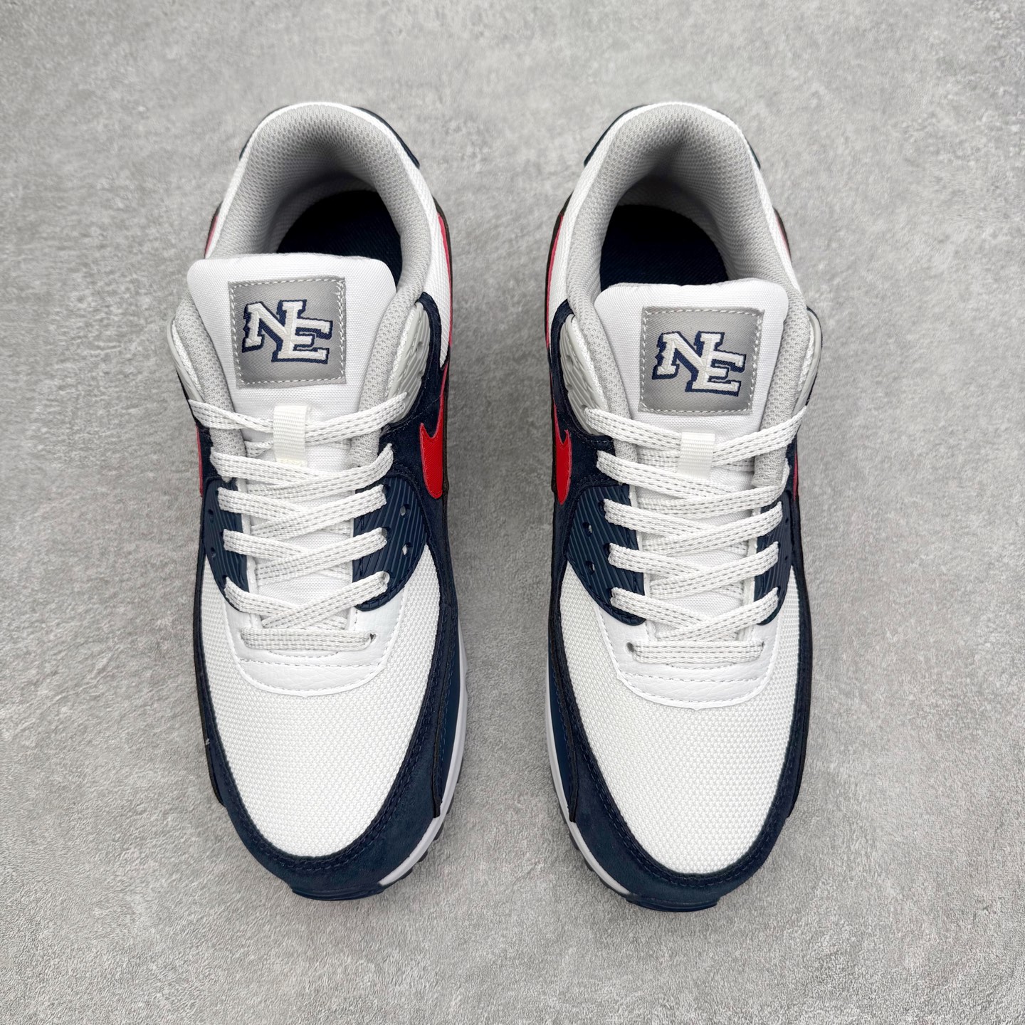 图片[2]-＃MX版 NK Air MAX 90 气垫复古减震跑步鞋 II7591-100 经典重温 独家陆续补货 外单专供大厂出品 品质稳定 一百余色 终端操作 Air Max 90于1990年推出 来自Air Max系列 在Air Max 1的基础上改进而得 增加了气垫面积 外型上也更为流线 最特別的就是加入了菱纹塑胶嵌板 为Air Max 90增添了许多潮流气息 皮革鞋面 造就出色耐穿性和支撑力 Max Air缓震配置搭配泡棉中底 令Air Max 90轻盈而舒适 华夫格橡胶外底 铸就Air Max 90非凡的抓地力 而Air Max 90不仅是一双跑鞋 它成功跨越了时间的演进 成为了球鞋文化与潮流圈中最熟为人知的鞋款之一 尺码：36 36.5 37.5 38 38.5 39 40 40.5 41 42 42.5 43 44 44.5 45-选品中心