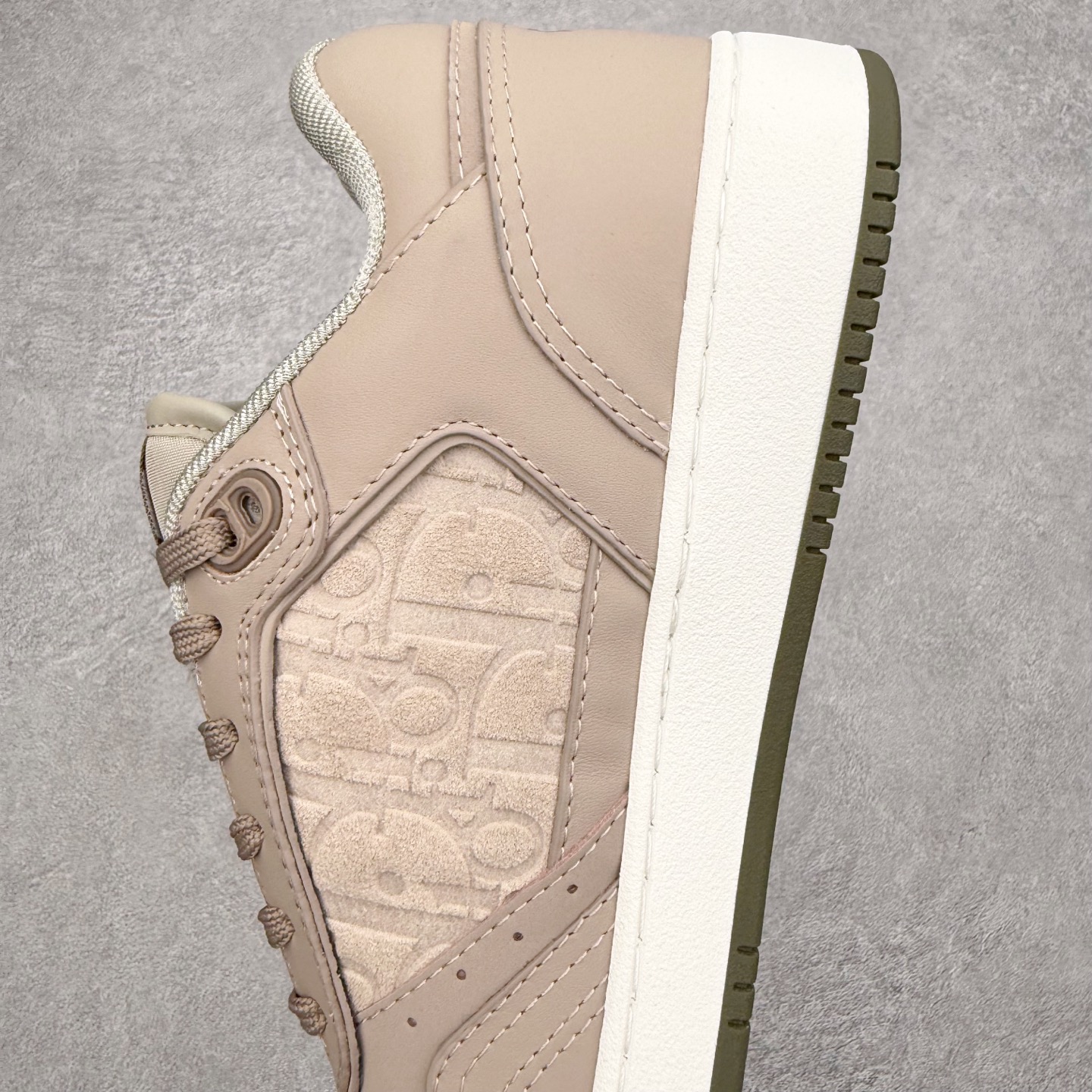 图片[7]-DIOR 迪奥 B27低帮 经典奢侈品休闲运动板鞋 东莞大厂生产 品质货真价实 代购级别 市面顶级版本 Oblique印花电秀 长时售卖 退换率超低这款B27运动鞋是DIOR的经典单品 和迪奥光滑牛皮革精心制作，侧面饰以米色和黑色提花Oblique印花镶边（激光冲孔）搭配CD lcon孔眼，双色橡胶鞋底，鞋舌和后跟处均饰以标志性细节，更显精致，时尚百搭，可为各种造型增光添彩 蓝色 奶油白色和迪奥灰光滑牛皮革 米色和黑色提花面料oblique印花 鞋底和鞋眼饰以DIOR标志 系带开合搭配CD·lcon孔眼网眼织物里料 双色橡胶外底 侧面缝线拼接结构 含防尘袋和一对鞋带 全套意大利正品包装 尺码 35 36 37 38 39 40 41 42 43 44 45 46-选品中心