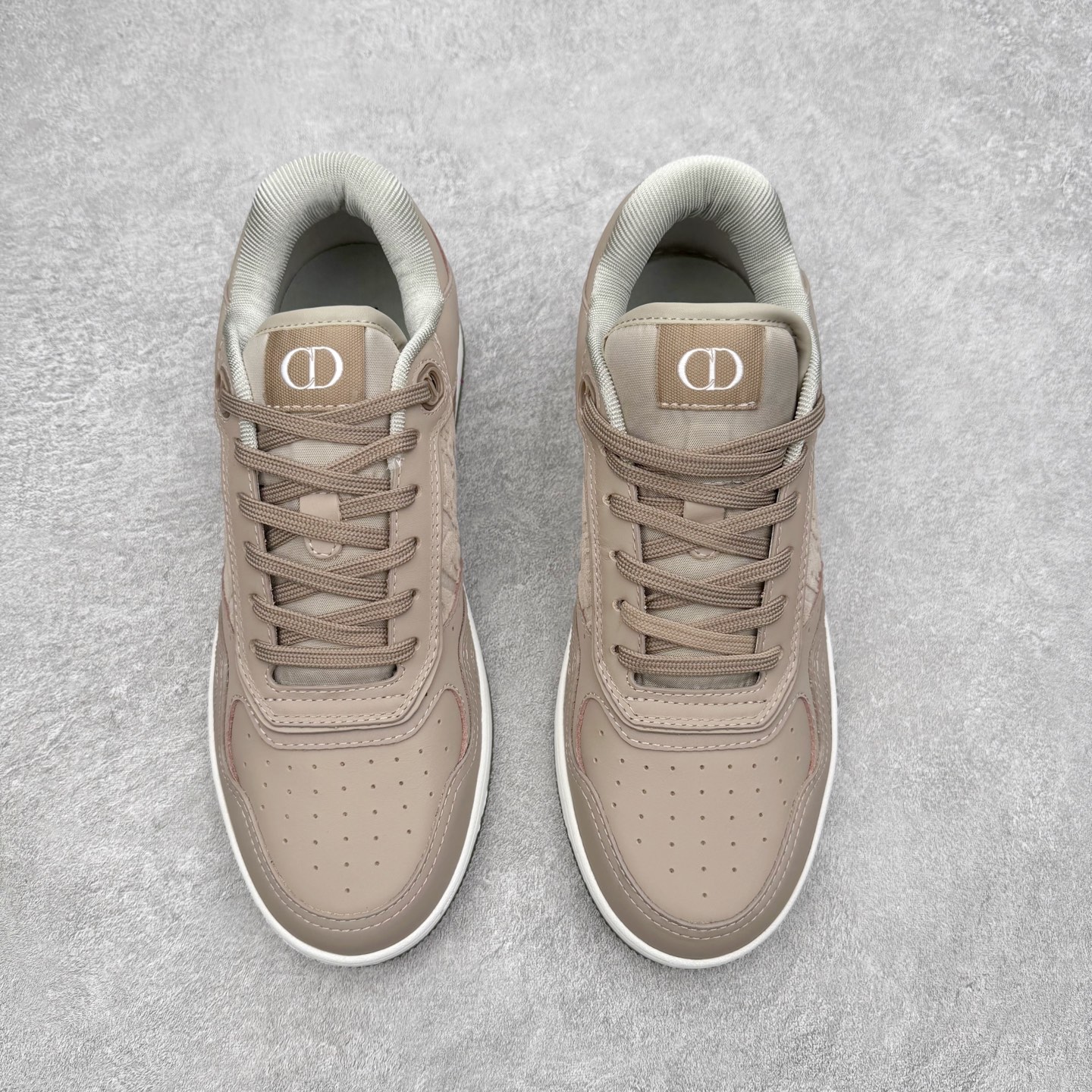 图片[2]-DIOR 迪奥 B27低帮 经典奢侈品休闲运动板鞋 东莞大厂生产 品质货真价实 代购级别 市面顶级版本 Oblique印花电秀 长时售卖 退换率超低这款B27运动鞋是DIOR的经典单品 和迪奥光滑牛皮革精心制作，侧面饰以米色和黑色提花Oblique印花镶边（激光冲孔）搭配CD lcon孔眼，双色橡胶鞋底，鞋舌和后跟处均饰以标志性细节，更显精致，时尚百搭，可为各种造型增光添彩 蓝色 奶油白色和迪奥灰光滑牛皮革 米色和黑色提花面料oblique印花 鞋底和鞋眼饰以DIOR标志 系带开合搭配CD·lcon孔眼网眼织物里料 双色橡胶外底 侧面缝线拼接结构 含防尘袋和一对鞋带 全套意大利正品包装 尺码 35 36 37 38 39 40 41 42 43 44 45 46-选品中心