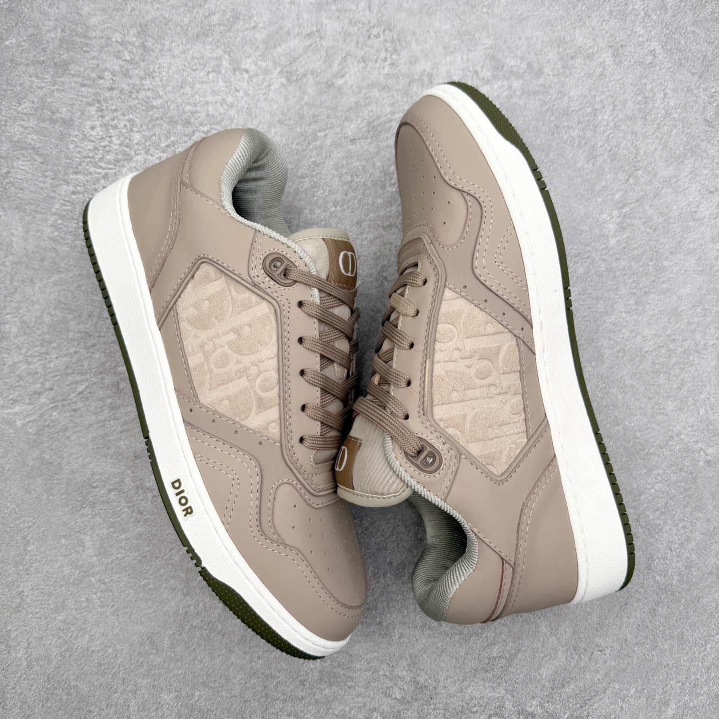 图片[3]-DIOR 迪奥 B27低帮 经典奢侈品休闲运动板鞋 东莞大厂生产 品质货真价实 代购级别 市面顶级版本 Oblique印花电秀 长时售卖 退换率超低这款B27运动鞋是DIOR的经典单品 和迪奥光滑牛皮革精心制作，侧面饰以米色和黑色提花Oblique印花镶边（激光冲孔）搭配CD lcon孔眼，双色橡胶鞋底，鞋舌和后跟处均饰以标志性细节，更显精致，时尚百搭，可为各种造型增光添彩 蓝色 奶油白色和迪奥灰光滑牛皮革 米色和黑色提花面料oblique印花 鞋底和鞋眼饰以DIOR标志 系带开合搭配CD·lcon孔眼网眼织物里料 双色橡胶外底 侧面缝线拼接结构 含防尘袋和一对鞋带 全套意大利正品包装 尺码 35 36 37 38 39 40 41 42 43 44 45 46-选品中心