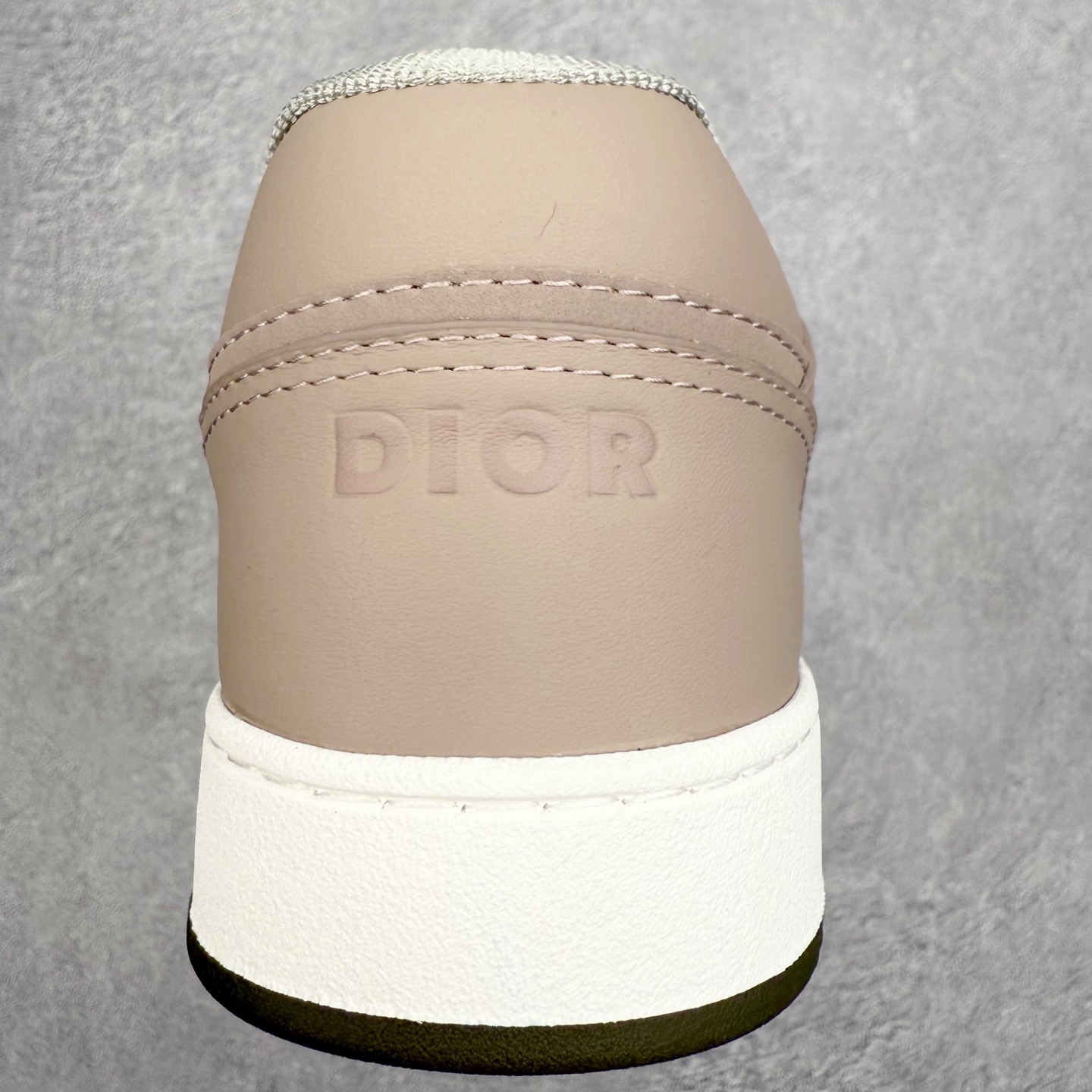 图片[8]-DIOR 迪奥 B27低帮 经典奢侈品休闲运动板鞋 东莞大厂生产 品质货真价实 代购级别 市面顶级版本 Oblique印花电秀 长时售卖 退换率超低这款B27运动鞋是DIOR的经典单品 和迪奥光滑牛皮革精心制作，侧面饰以米色和黑色提花Oblique印花镶边（激光冲孔）搭配CD lcon孔眼，双色橡胶鞋底，鞋舌和后跟处均饰以标志性细节，更显精致，时尚百搭，可为各种造型增光添彩 蓝色 奶油白色和迪奥灰光滑牛皮革 米色和黑色提花面料oblique印花 鞋底和鞋眼饰以DIOR标志 系带开合搭配CD·lcon孔眼网眼织物里料 双色橡胶外底 侧面缝线拼接结构 含防尘袋和一对鞋带 全套意大利正品包装 尺码 35 36 37 38 39 40 41 42 43 44 45 46-选品中心