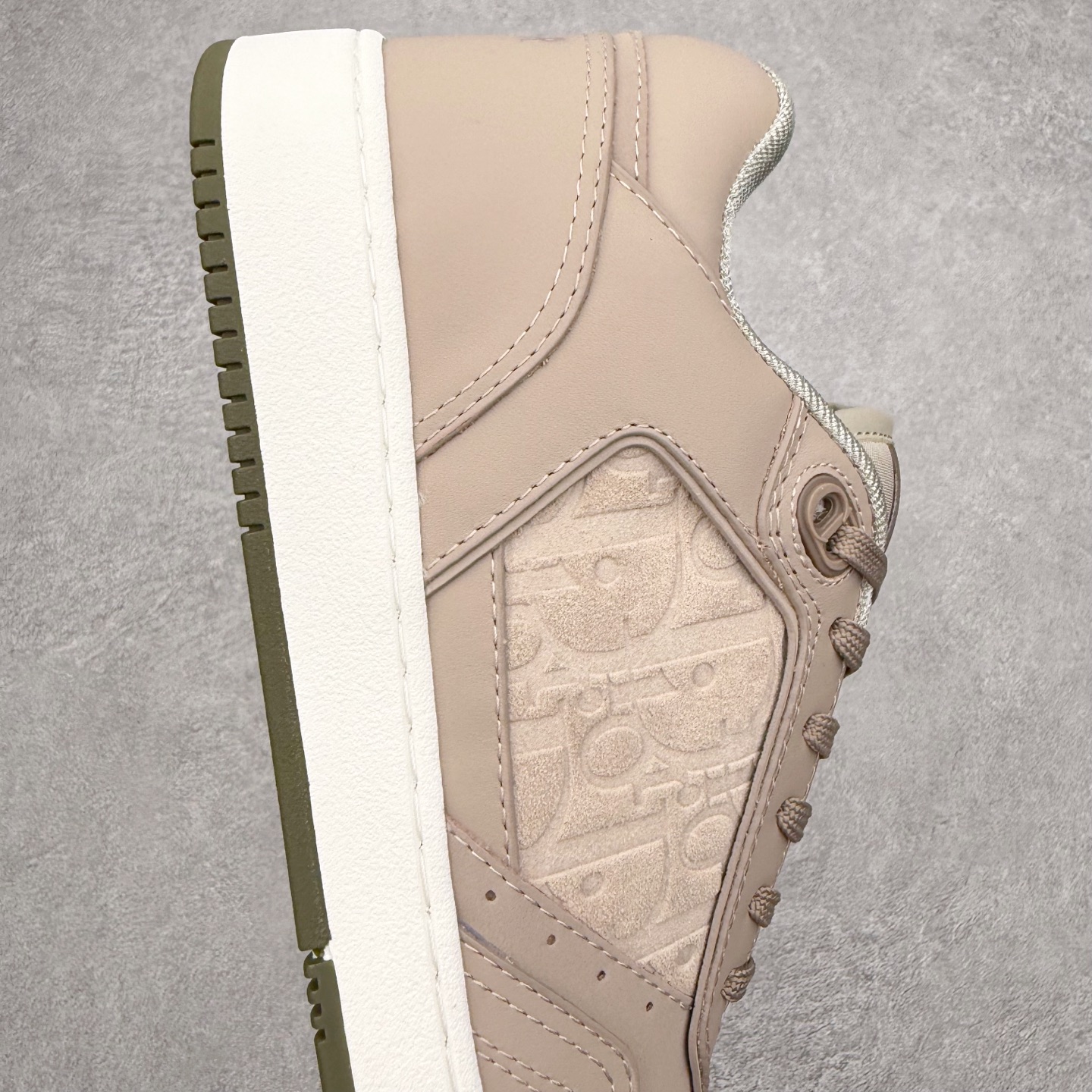 图片[6]-DIOR 迪奥 B27低帮 经典奢侈品休闲运动板鞋 东莞大厂生产 品质货真价实 代购级别 市面顶级版本 Oblique印花电秀 长时售卖 退换率超低这款B27运动鞋是DIOR的经典单品 和迪奥光滑牛皮革精心制作，侧面饰以米色和黑色提花Oblique印花镶边（激光冲孔）搭配CD lcon孔眼，双色橡胶鞋底，鞋舌和后跟处均饰以标志性细节，更显精致，时尚百搭，可为各种造型增光添彩 蓝色 奶油白色和迪奥灰光滑牛皮革 米色和黑色提花面料oblique印花 鞋底和鞋眼饰以DIOR标志 系带开合搭配CD·lcon孔眼网眼织物里料 双色橡胶外底 侧面缝线拼接结构 含防尘袋和一对鞋带 全套意大利正品包装 尺码 35 36 37 38 39 40 41 42 43 44 45 46-选品中心