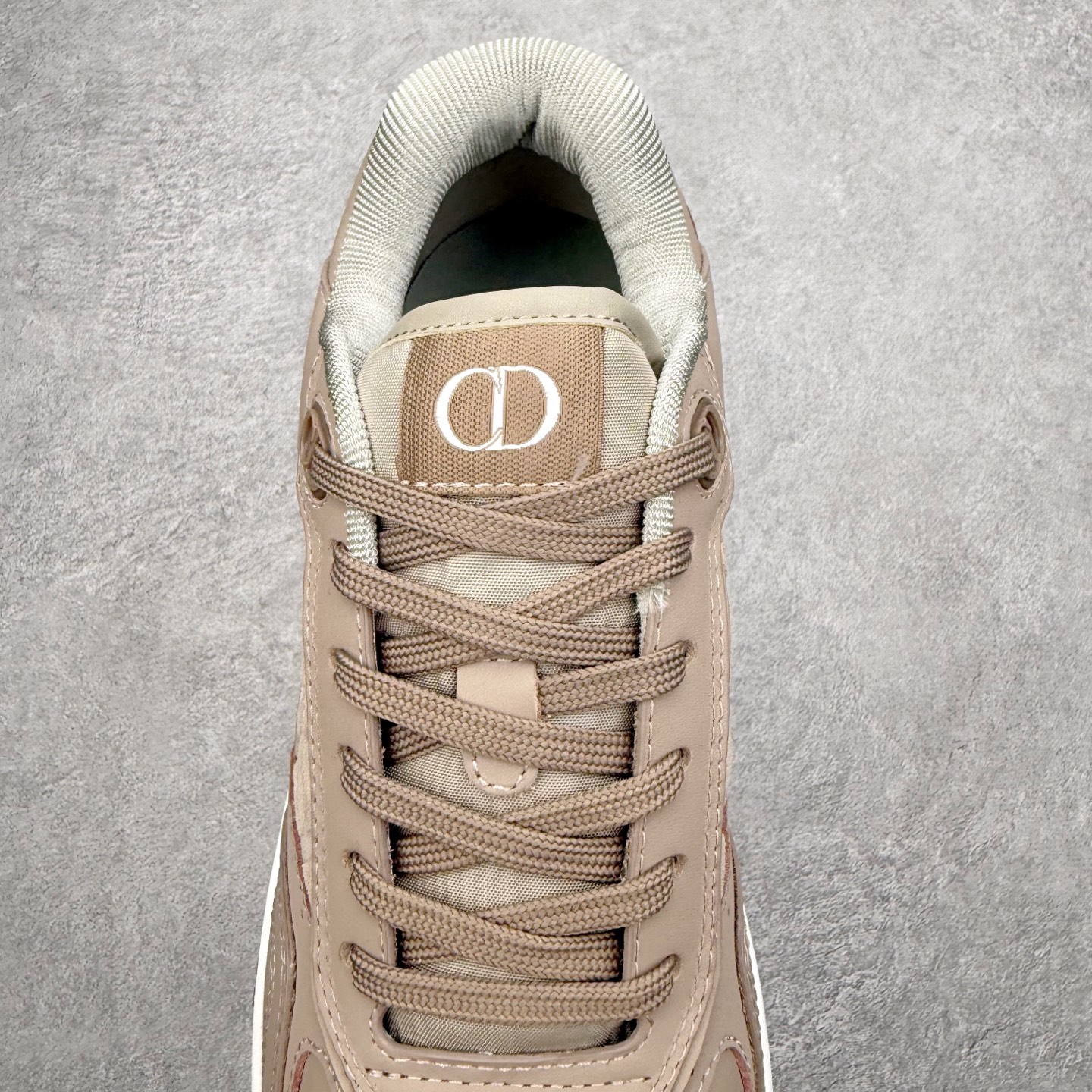 图片[5]-DIOR 迪奥 B27低帮 经典奢侈品休闲运动板鞋 东莞大厂生产 品质货真价实 代购级别 市面顶级版本 Oblique印花电秀 长时售卖 退换率超低这款B27运动鞋是DIOR的经典单品 和迪奥光滑牛皮革精心制作，侧面饰以米色和黑色提花Oblique印花镶边（激光冲孔）搭配CD lcon孔眼，双色橡胶鞋底，鞋舌和后跟处均饰以标志性细节，更显精致，时尚百搭，可为各种造型增光添彩 蓝色 奶油白色和迪奥灰光滑牛皮革 米色和黑色提花面料oblique印花 鞋底和鞋眼饰以DIOR标志 系带开合搭配CD·lcon孔眼网眼织物里料 双色橡胶外底 侧面缝线拼接结构 含防尘袋和一对鞋带 全套意大利正品包装 尺码 35 36 37 38 39 40 41 42 43 44 45 46-选品中心