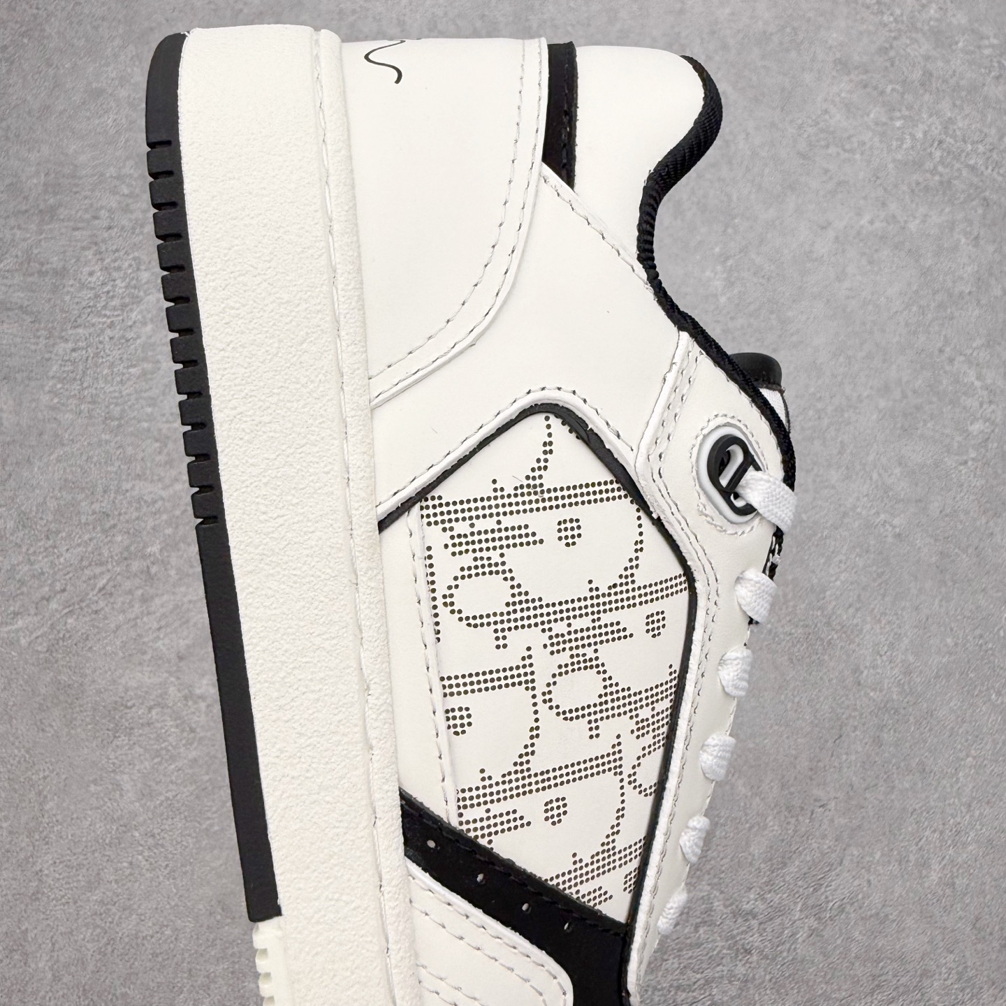 图片[6]-DIOR 迪奥 B27低帮 经典奢侈品休闲运动板鞋 东莞大厂生产 品质货真价实 代购级别 市面顶级版本 Oblique印花电秀 长时售卖 退换率超低这款B27运动鞋是DIOR的经典单品 和迪奥光滑牛皮革精心制作，侧面饰以米色和黑色提花Oblique印花镶边（激光冲孔）搭配CD lcon孔眼，双色橡胶鞋底，鞋舌和后跟处均饰以标志性细节，更显精致，时尚百搭，可为各种造型增光添彩 蓝色 奶油白色和迪奥灰光滑牛皮革 米色和黑色提花面料oblique印花 鞋底和鞋眼饰以DIOR标志 系带开合搭配CD·lcon孔眼网眼织物里料 双色橡胶外底 侧面缝线拼接结构 含防尘袋和一对鞋带 全套意大利正品包装 尺码 35 36 37 38 39 40 41 42 43 44 45 46-选品中心