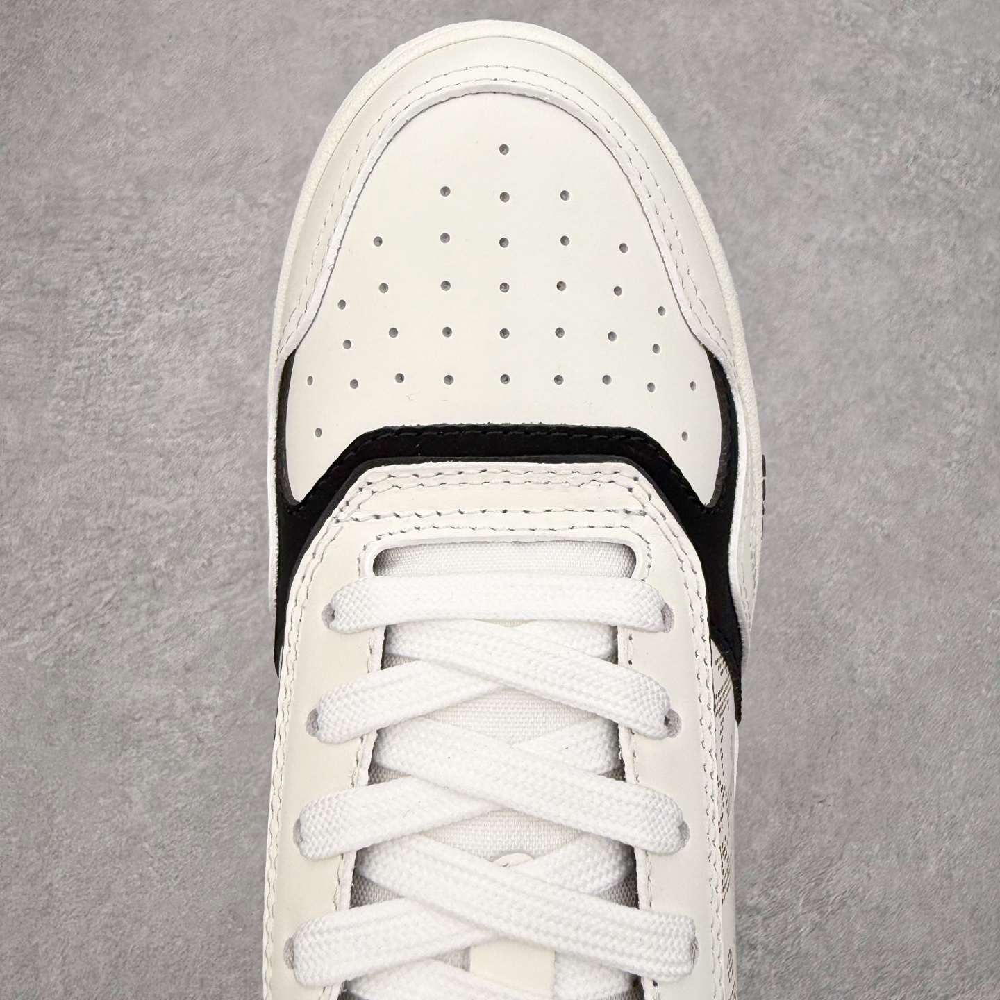 图片[4]-DIOR 迪奥 B27低帮 经典奢侈品休闲运动板鞋 东莞大厂生产 品质货真价实 代购级别 市面顶级版本 Oblique印花电秀 长时售卖 退换率超低这款B27运动鞋是DIOR的经典单品 和迪奥光滑牛皮革精心制作，侧面饰以米色和黑色提花Oblique印花镶边（激光冲孔）搭配CD lcon孔眼，双色橡胶鞋底，鞋舌和后跟处均饰以标志性细节，更显精致，时尚百搭，可为各种造型增光添彩 蓝色 奶油白色和迪奥灰光滑牛皮革 米色和黑色提花面料oblique印花 鞋底和鞋眼饰以DIOR标志 系带开合搭配CD·lcon孔眼网眼织物里料 双色橡胶外底 侧面缝线拼接结构 含防尘袋和一对鞋带 全套意大利正品包装 尺码 35 36 37 38 39 40 41 42 43 44 45 46-选品中心