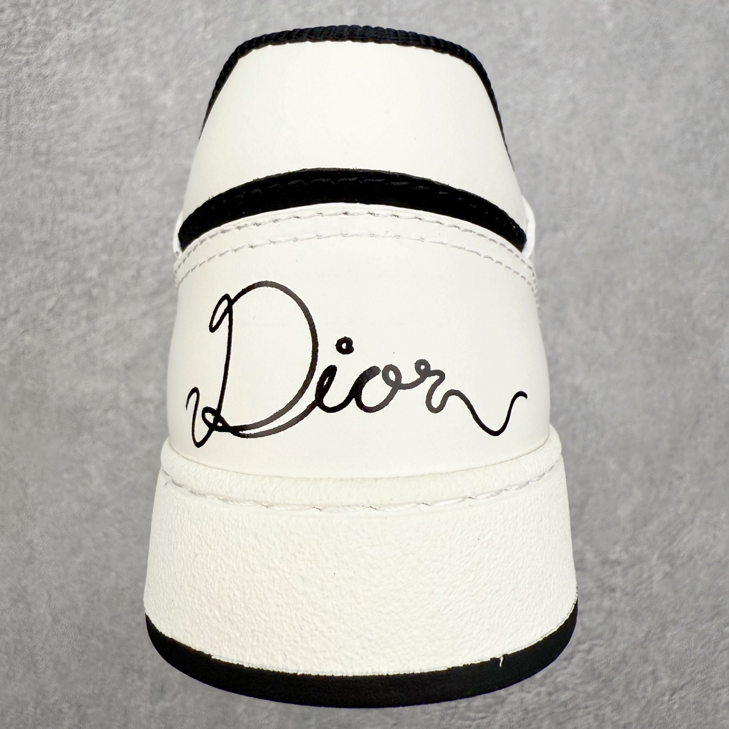 图片[8]-DIOR 迪奥 B27低帮 经典奢侈品休闲运动板鞋 东莞大厂生产 品质货真价实 代购级别 市面顶级版本 Oblique印花电秀 长时售卖 退换率超低这款B27运动鞋是DIOR的经典单品 和迪奥光滑牛皮革精心制作，侧面饰以米色和黑色提花Oblique印花镶边（激光冲孔）搭配CD lcon孔眼，双色橡胶鞋底，鞋舌和后跟处均饰以标志性细节，更显精致，时尚百搭，可为各种造型增光添彩 蓝色 奶油白色和迪奥灰光滑牛皮革 米色和黑色提花面料oblique印花 鞋底和鞋眼饰以DIOR标志 系带开合搭配CD·lcon孔眼网眼织物里料 双色橡胶外底 侧面缝线拼接结构 含防尘袋和一对鞋带 全套意大利正品包装 尺码 35 36 37 38 39 40 41 42 43 44 45 46-选品中心