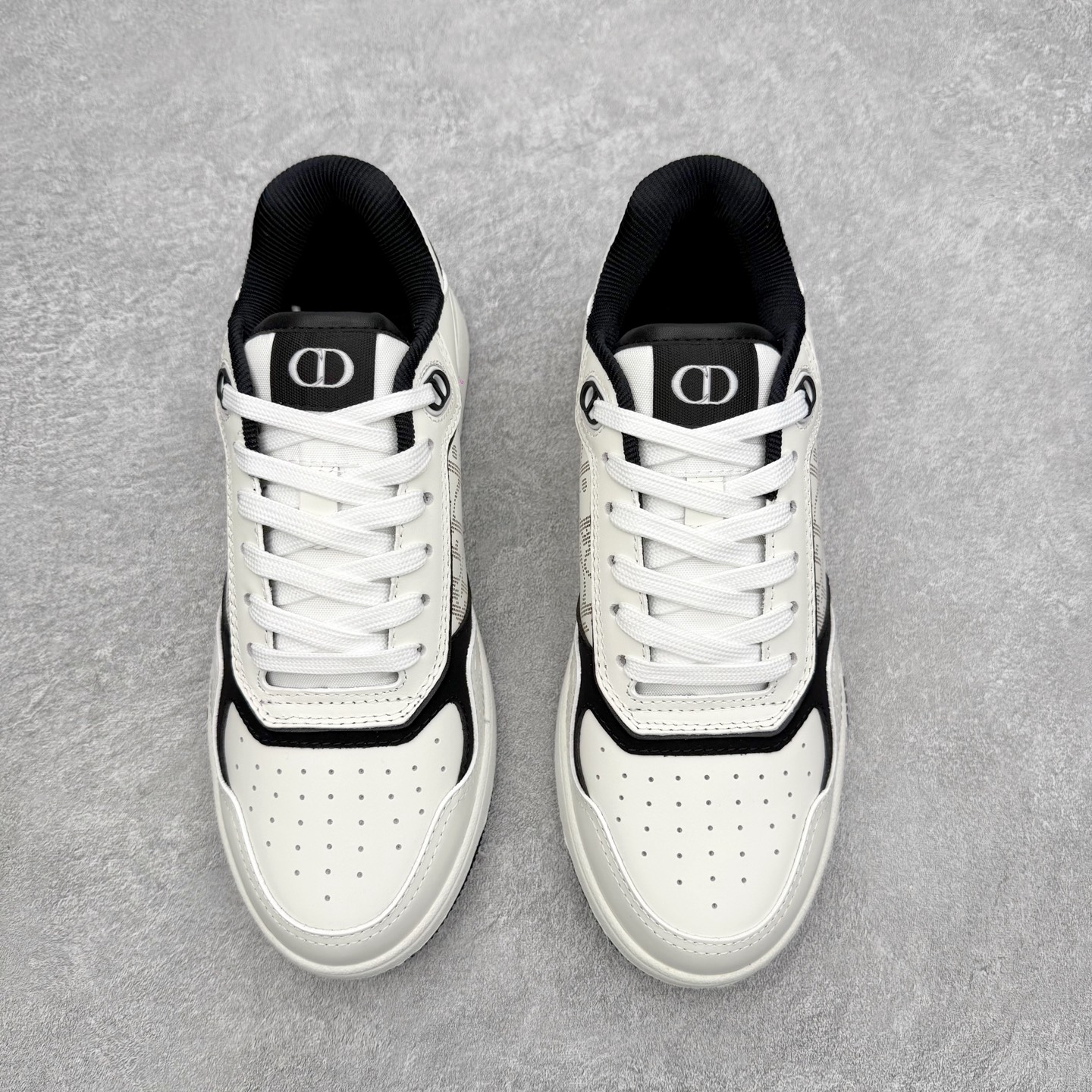 图片[2]-DIOR 迪奥 B27低帮 经典奢侈品休闲运动板鞋 东莞大厂生产 品质货真价实 代购级别 市面顶级版本 Oblique印花电秀 长时售卖 退换率超低这款B27运动鞋是DIOR的经典单品 和迪奥光滑牛皮革精心制作，侧面饰以米色和黑色提花Oblique印花镶边（激光冲孔）搭配CD lcon孔眼，双色橡胶鞋底，鞋舌和后跟处均饰以标志性细节，更显精致，时尚百搭，可为各种造型增光添彩 蓝色 奶油白色和迪奥灰光滑牛皮革 米色和黑色提花面料oblique印花 鞋底和鞋眼饰以DIOR标志 系带开合搭配CD·lcon孔眼网眼织物里料 双色橡胶外底 侧面缝线拼接结构 含防尘袋和一对鞋带 全套意大利正品包装 尺码 35 36 37 38 39 40 41 42 43 44 45 46-选品中心