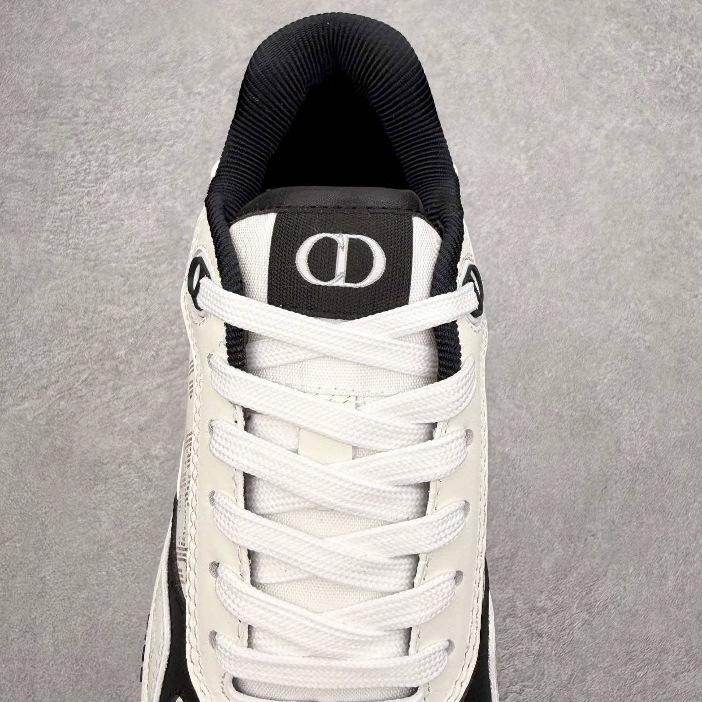 图片[5]-DIOR 迪奥 B27低帮 经典奢侈品休闲运动板鞋 东莞大厂生产 品质货真价实 代购级别 市面顶级版本 Oblique印花电秀 长时售卖 退换率超低这款B27运动鞋是DIOR的经典单品 和迪奥光滑牛皮革精心制作，侧面饰以米色和黑色提花Oblique印花镶边（激光冲孔）搭配CD lcon孔眼，双色橡胶鞋底，鞋舌和后跟处均饰以标志性细节，更显精致，时尚百搭，可为各种造型增光添彩 蓝色 奶油白色和迪奥灰光滑牛皮革 米色和黑色提花面料oblique印花 鞋底和鞋眼饰以DIOR标志 系带开合搭配CD·lcon孔眼网眼织物里料 双色橡胶外底 侧面缝线拼接结构 含防尘袋和一对鞋带 全套意大利正品包装 尺码 35 36 37 38 39 40 41 42 43 44 45 46-选品中心